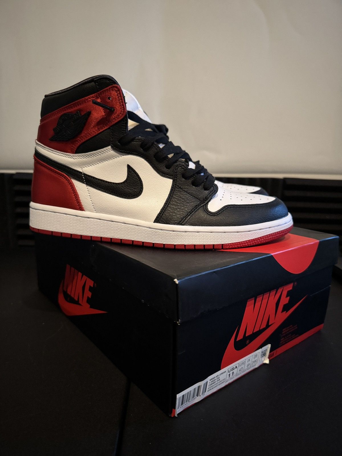 Air Jordan 1 high of satin bred toe