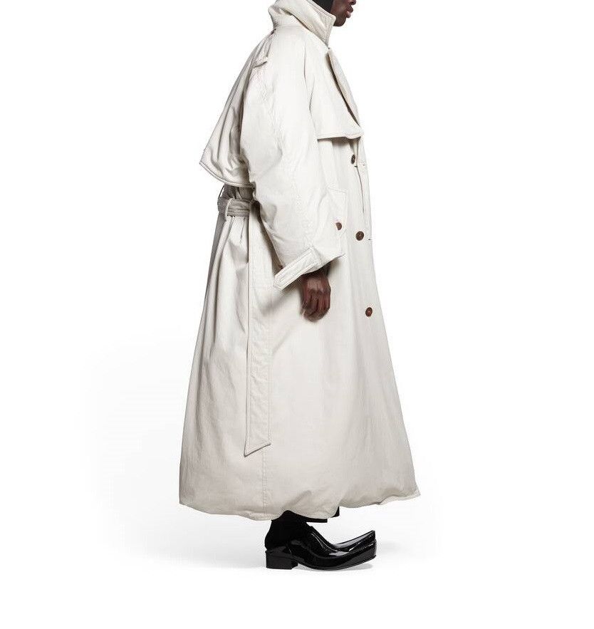 Balenciaga o1bcso1str1025 Maxi Padded Trench Coat in White Size US L / EU 52-54 / 3 - 5 Thumbnail