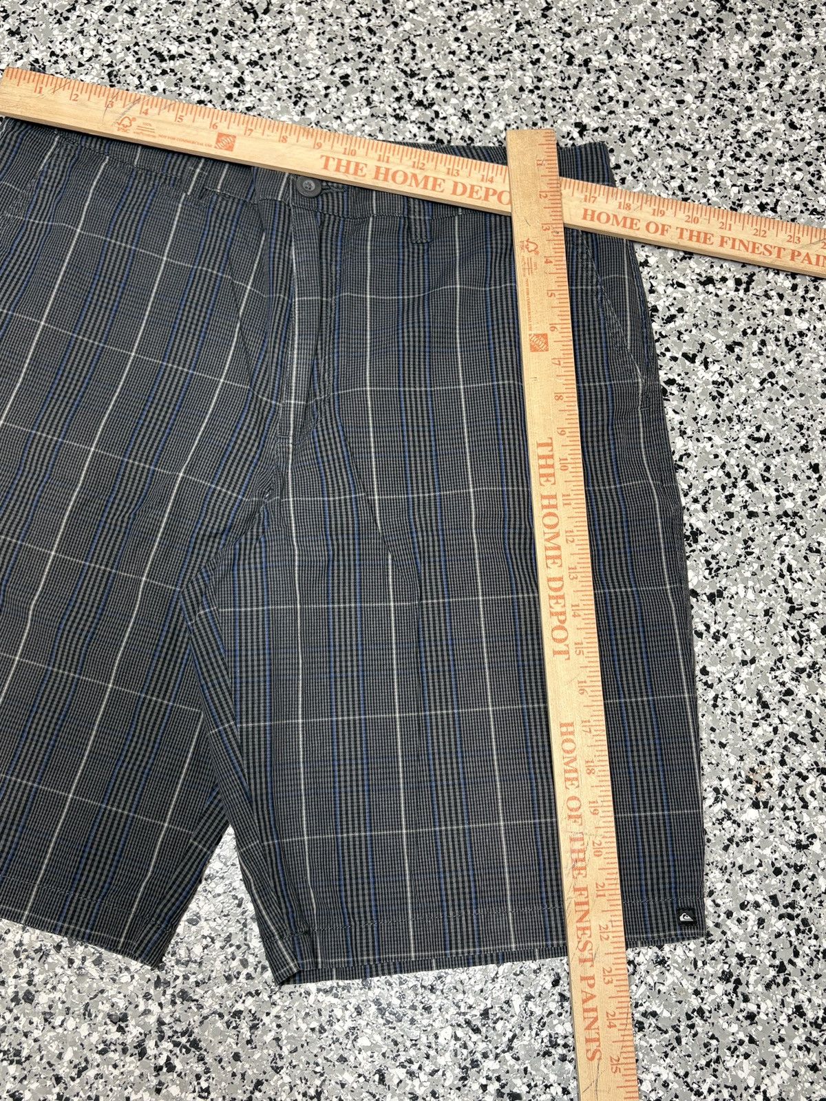 Quiksilver Y2K Quiksilver Dark Grey/Blue Plaid Relaxed Shorts Size 34 Size US 34 / EU 50 - 4 Thumbnail