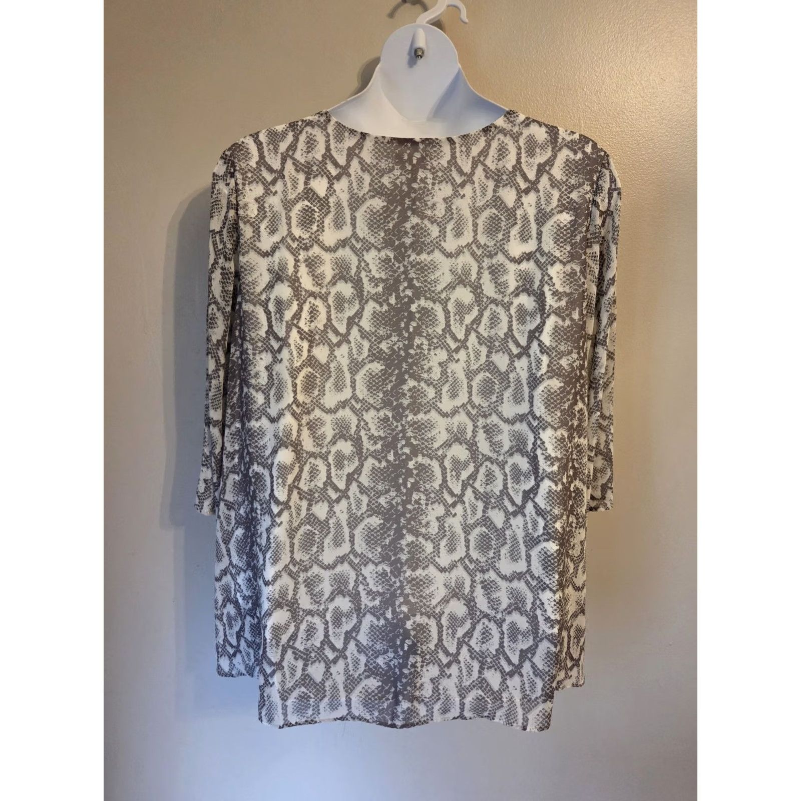 Vintage C Est. 1946 Blouse Gray White Animal Print Lined 3/4 Sleeve Size 22/24W Womens Size 3XL / US 20-22 - 6 Thumbnail