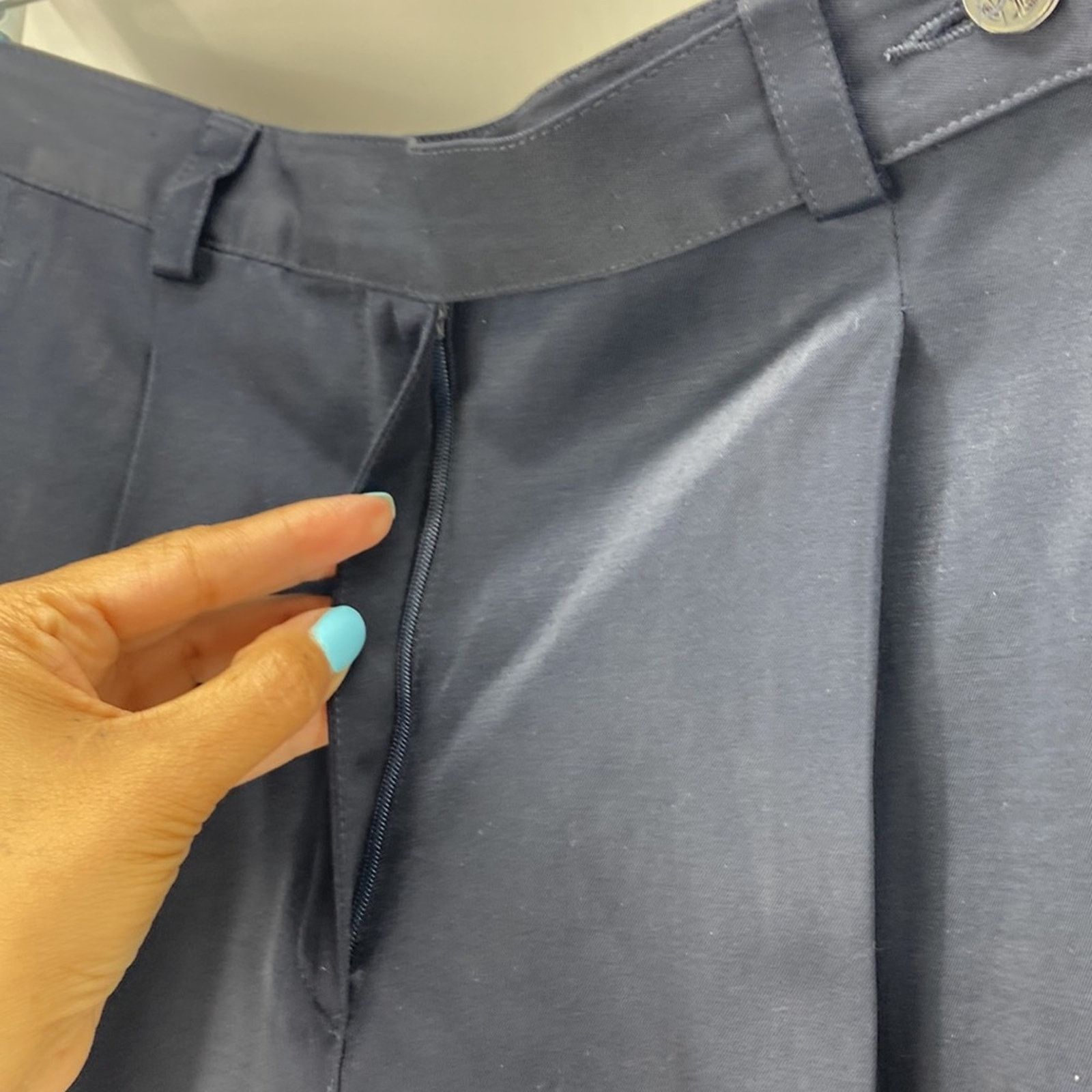 Vintage Vintage Liz Claiborne HIGH RISE PLEATED sheen A-LINE SHORT Size 25" / US 0 / IT 36 - 3 Thumbnail