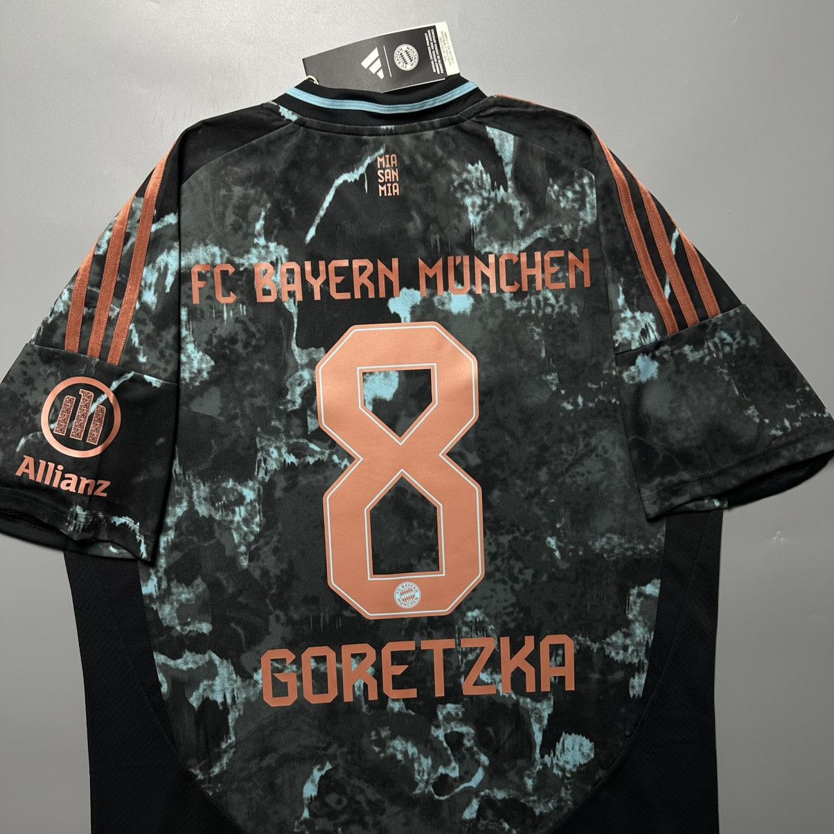 Vintage BAYERN ADIDAS 2024/2025 FOOTBALL AWAY JERSEY #8 GORETZKA Size US L / EU 52-54 / 3 - 10 Thumbnail