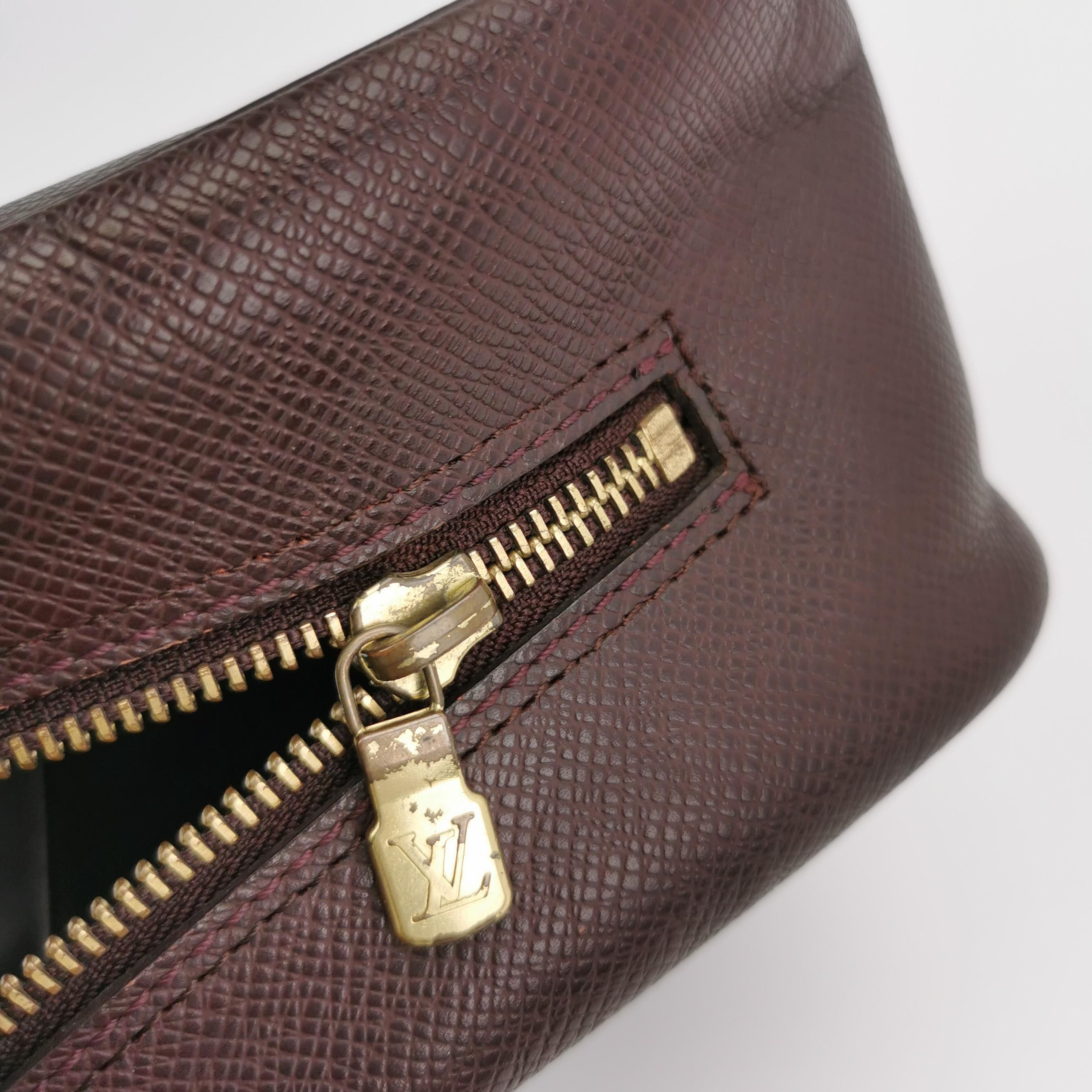 Louis Vuitton Louis Vuitton (LV) Cowhide solid color zipper embossed lett Size ONE SIZE - 5 Thumbnail