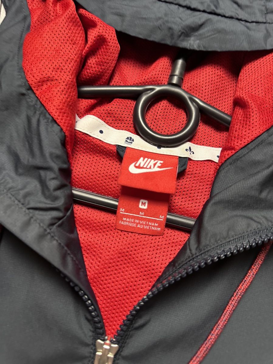 Vintage Vintage Nike PSG soccer jacket Windrunner size M Size US M / EU 48-50 / 2 - 9 Thumbnail