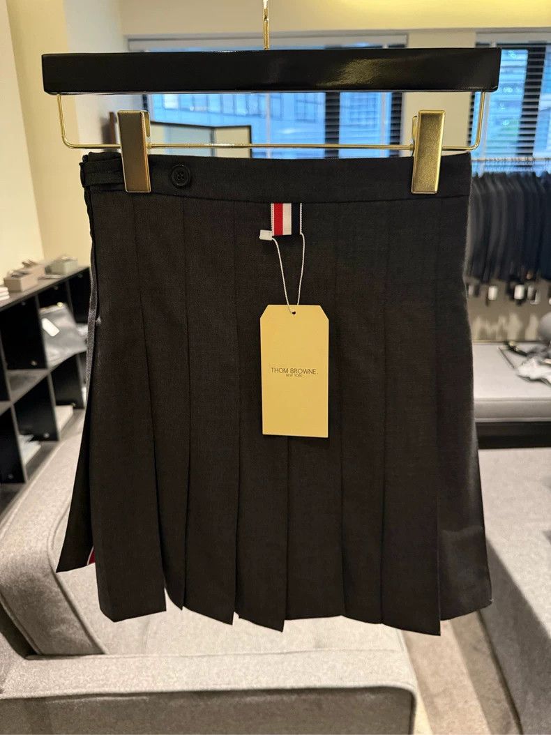 Thom Browne Thom Browne Classic pleated skirt 2505-Nextarrow Size 30" / US 8 / IT 44 - 2 Thumbnail