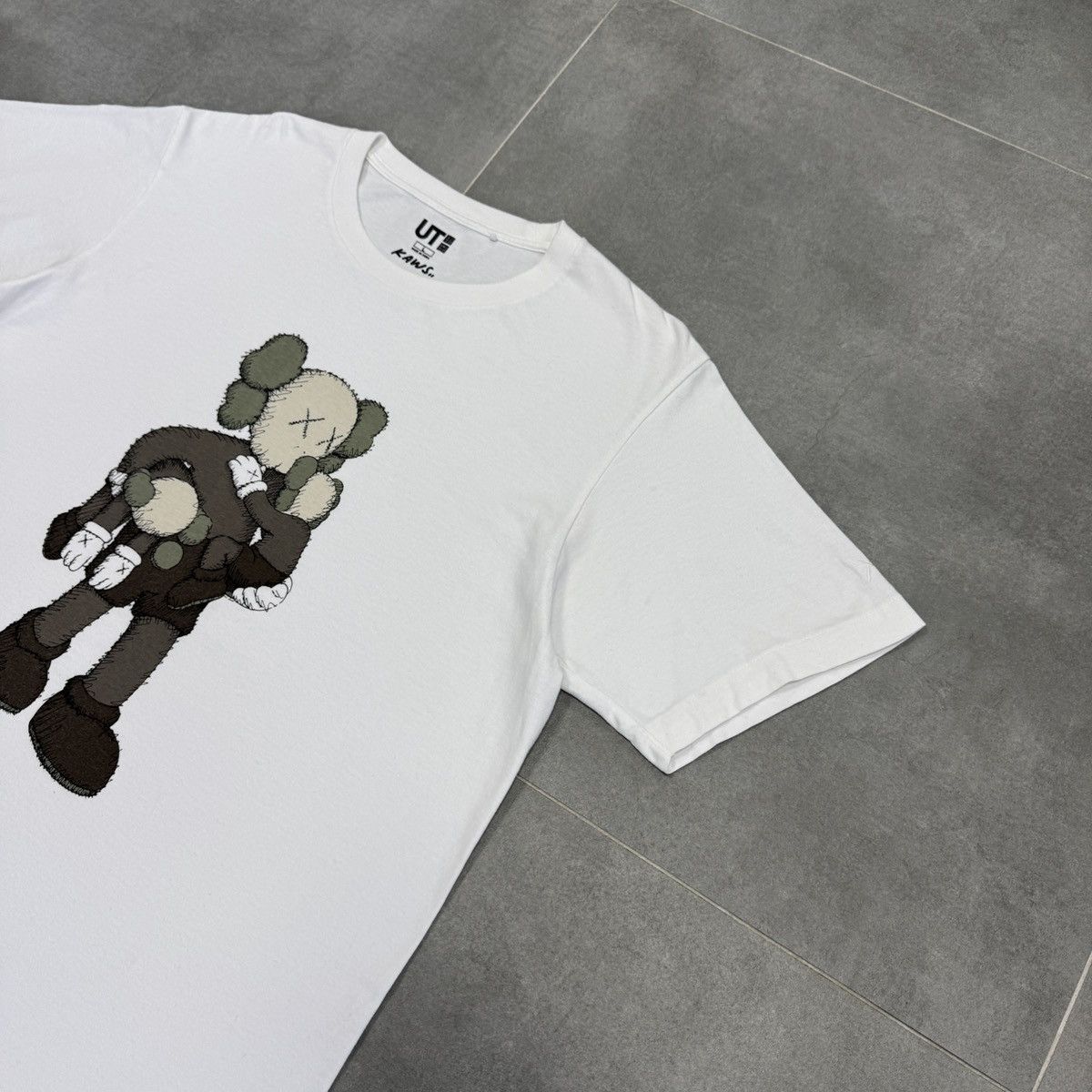 Kaws Uniqlo x Kaws Big Logo White T-Shirt Men Size L Size US L / EU 52-54 / 3 - 5 Thumbnail