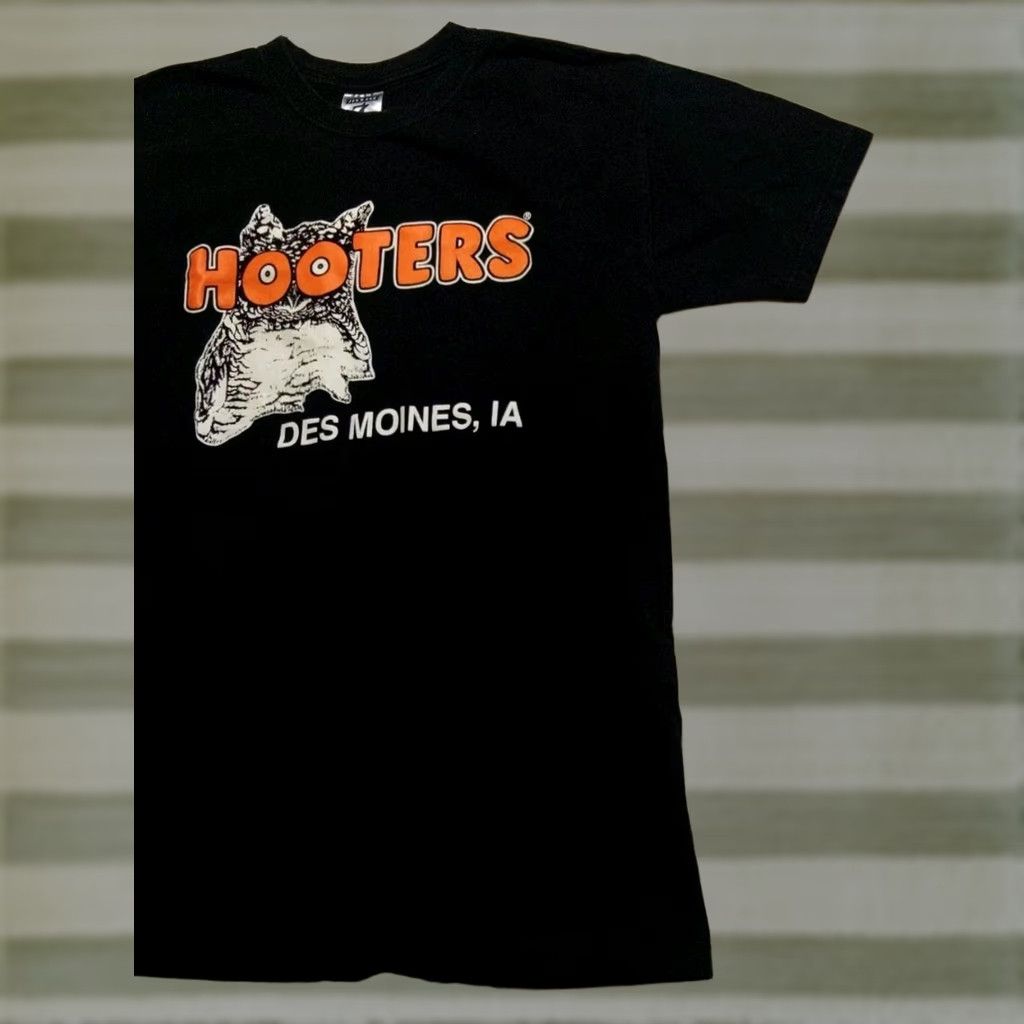 Vintage Vintage Hooters T-Shirt Owl Des Moines Iowa 90s Black Cotton Short Sleeve Crew Neck S Unisex Adults Mens Womens Size US S / EU 44-46 / 1 - 1 Thumbnail