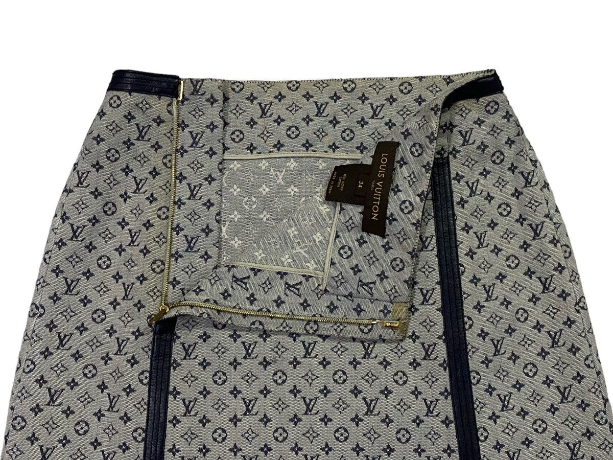 Louis Vuitton Vintage Louis Vuitton 2000 Runway Monogram Canvas Skirt Size 24" / US 00 / IT 34 - 15 Thumbnail
