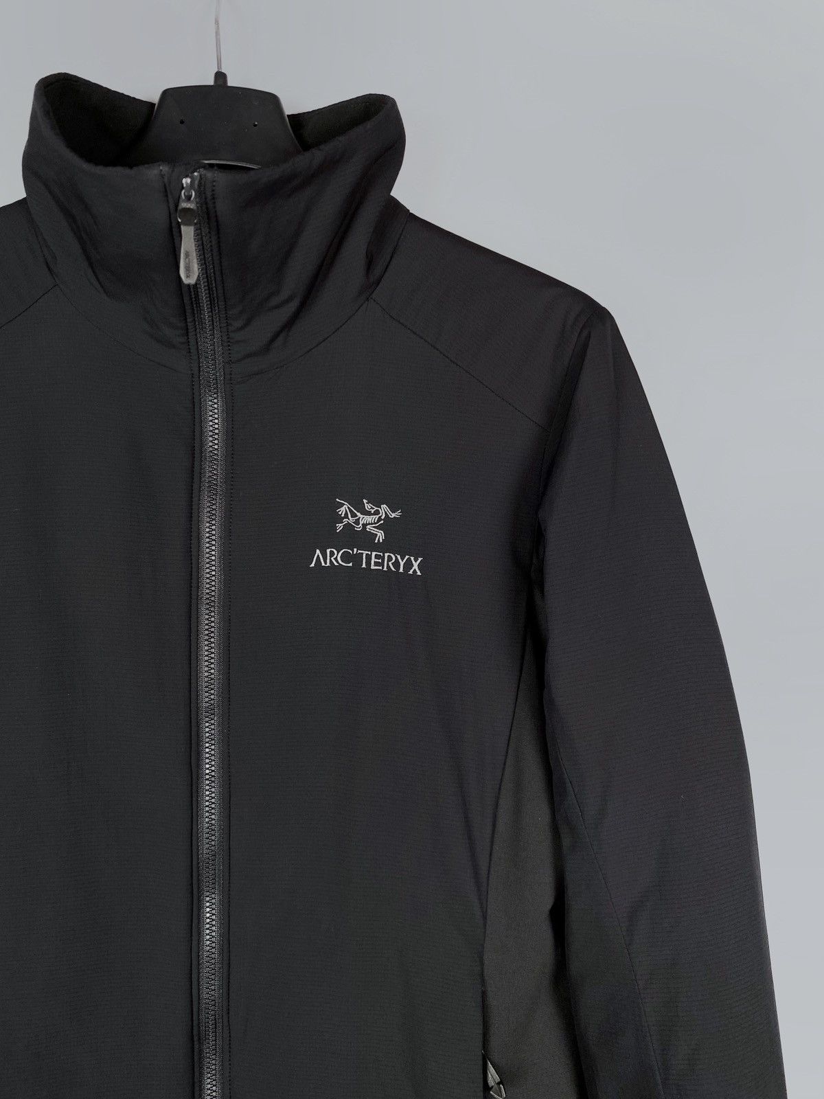 Arc'teryx Women's AW22 Arc'teryx Atom Jacket Black Insulated Size XS Size XS / US 0-2 / IT 36-38 - 2 Thumbnail