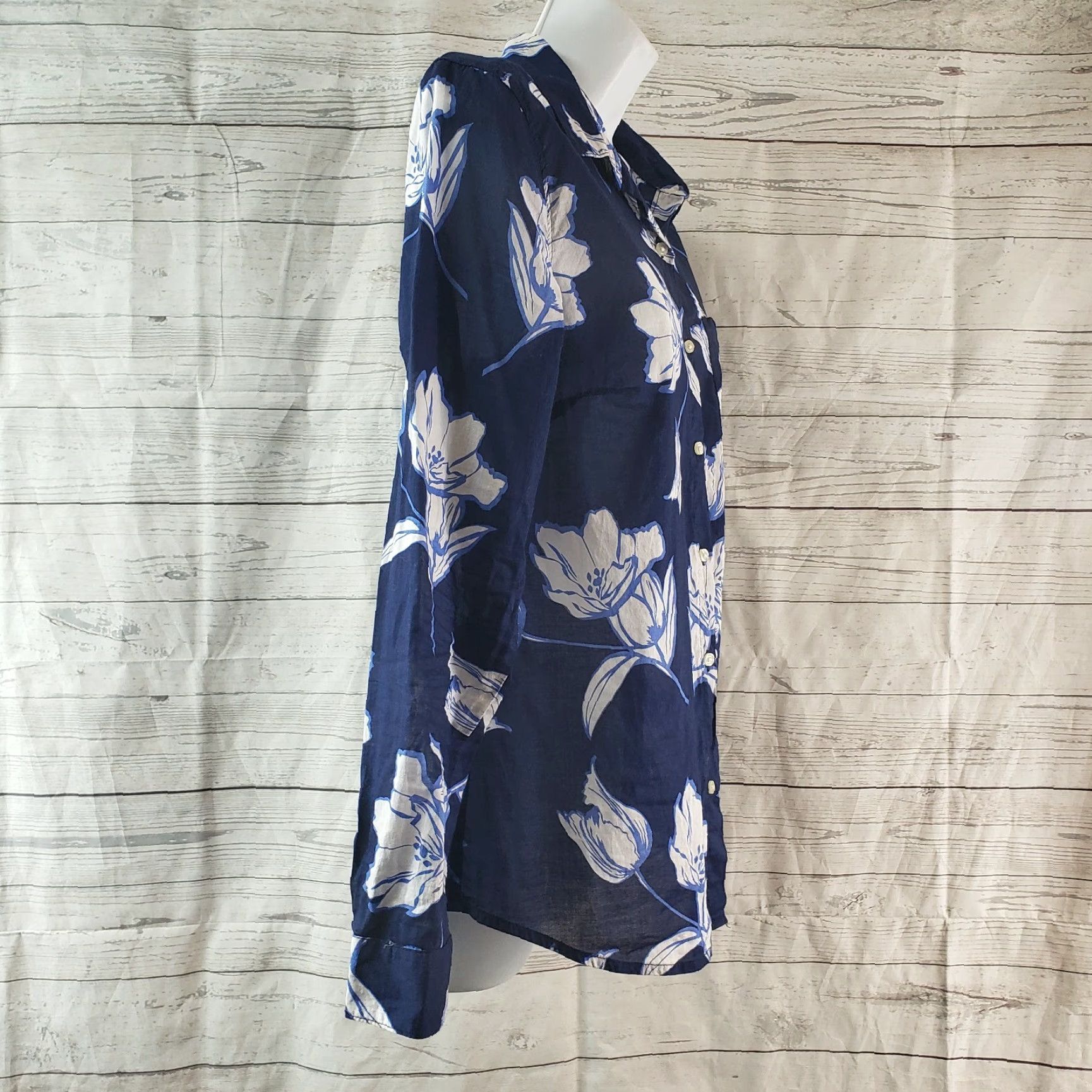 Old Navy Old Navy Womens Button Front Shirt Sz Medium Blue White Floral Semi Sheer Cotton Shirt Women M Blue Floral 100% Cotton Button-Up Nongender? Size M / US 6-8 / IT 42-44 - 3 Thumbnail