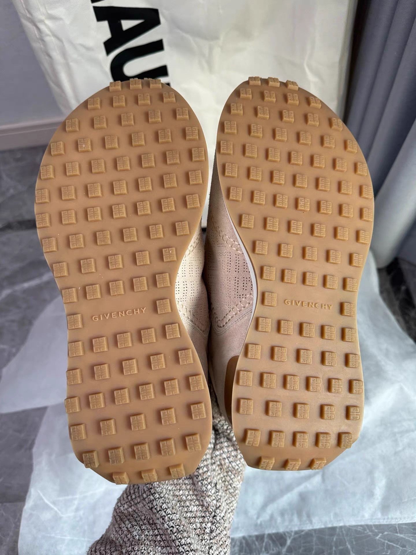 Givenchy GIVENCHY Suede Runner Sneakers K6 Size US 7.5 / EU 40-41 - 8 Thumbnail