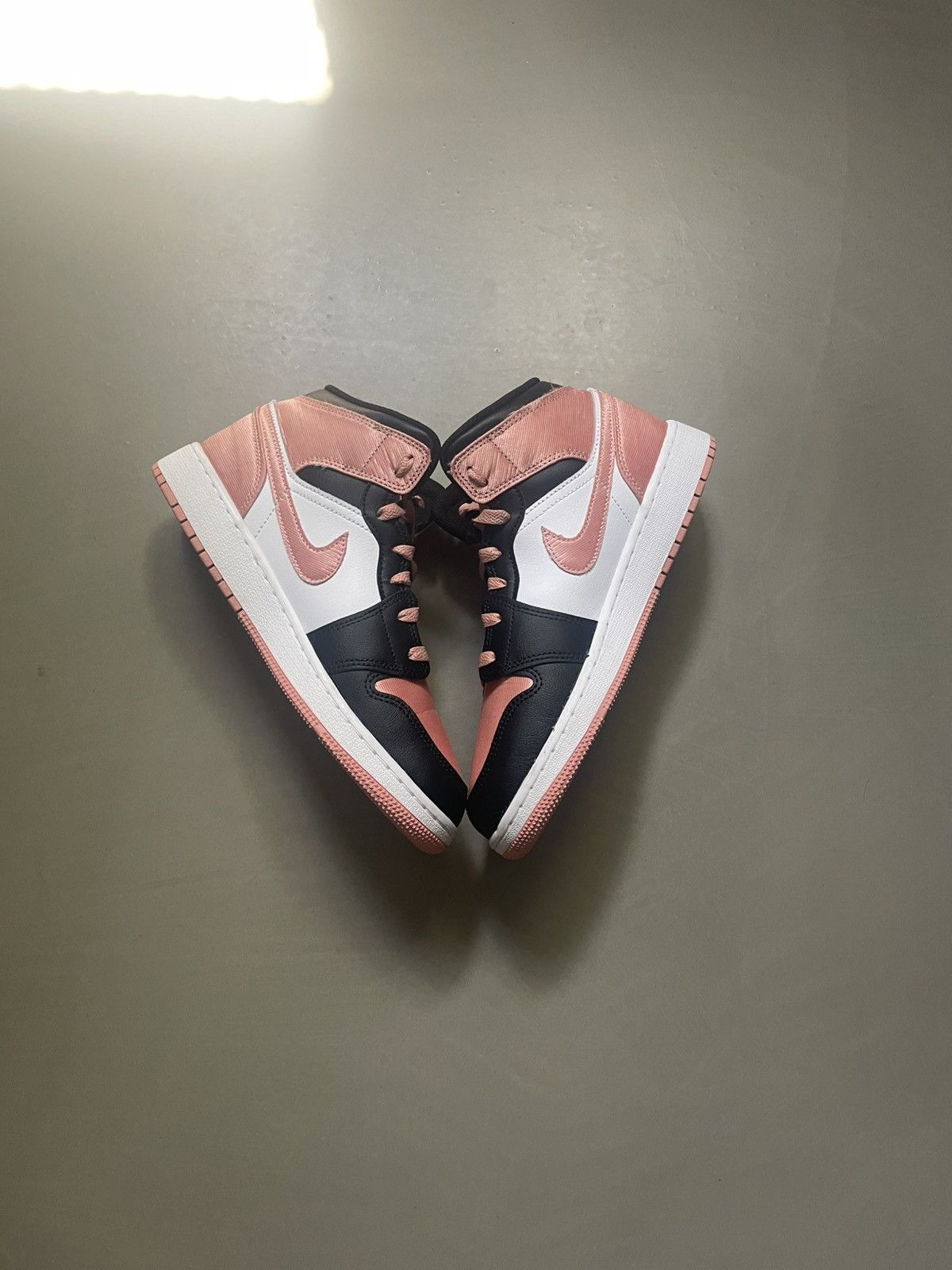 Jordan Brand Air Jordan 1 Mid GS White Light Madder Root size 6.5 Size US 6.5 / EU 39-40 - 4 Thumbnail