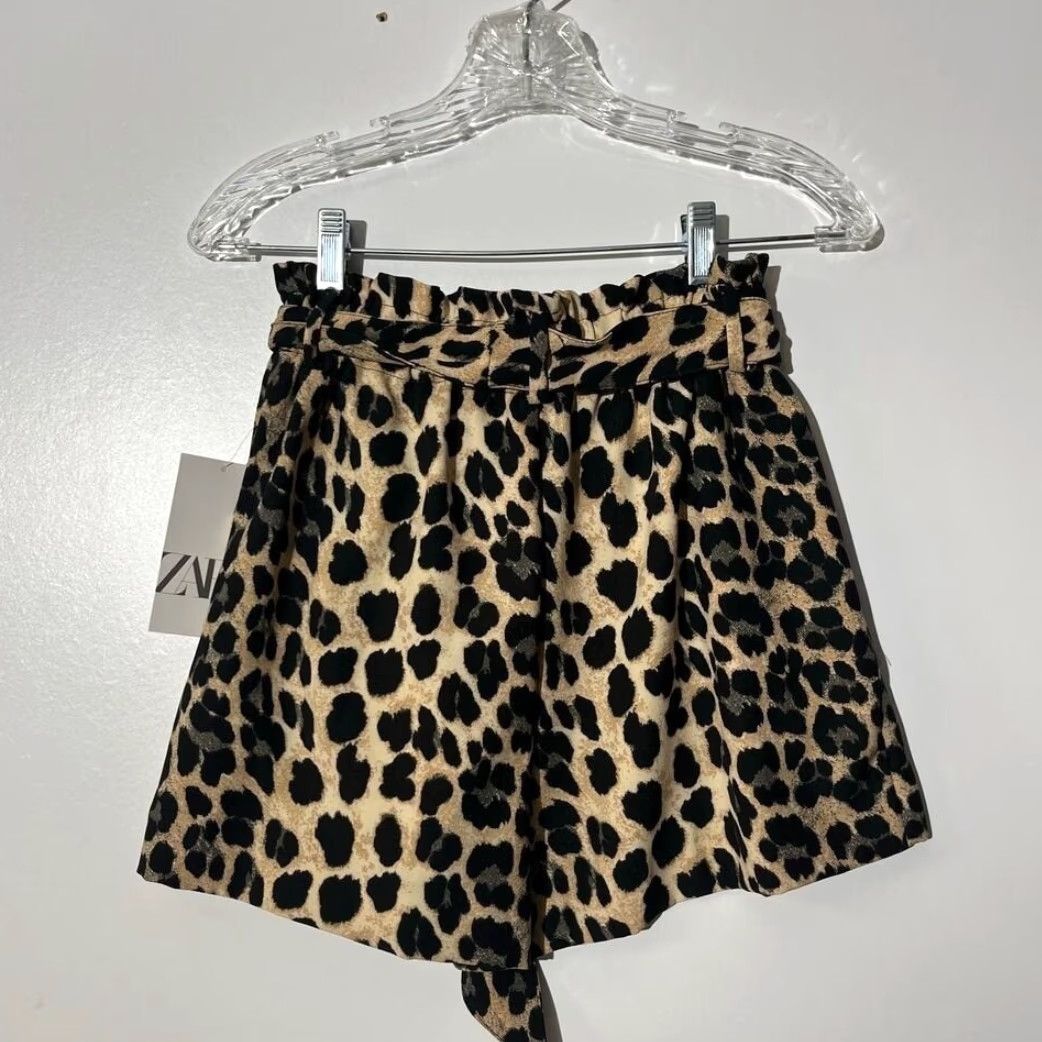 Zara VINTAGE? NWT Zara High Waisted Paper Bag Leopard Print Skirt Women XS Black Mini Skirt Women XS Size 26" / US 2 / IT 38 - 5 Thumbnail