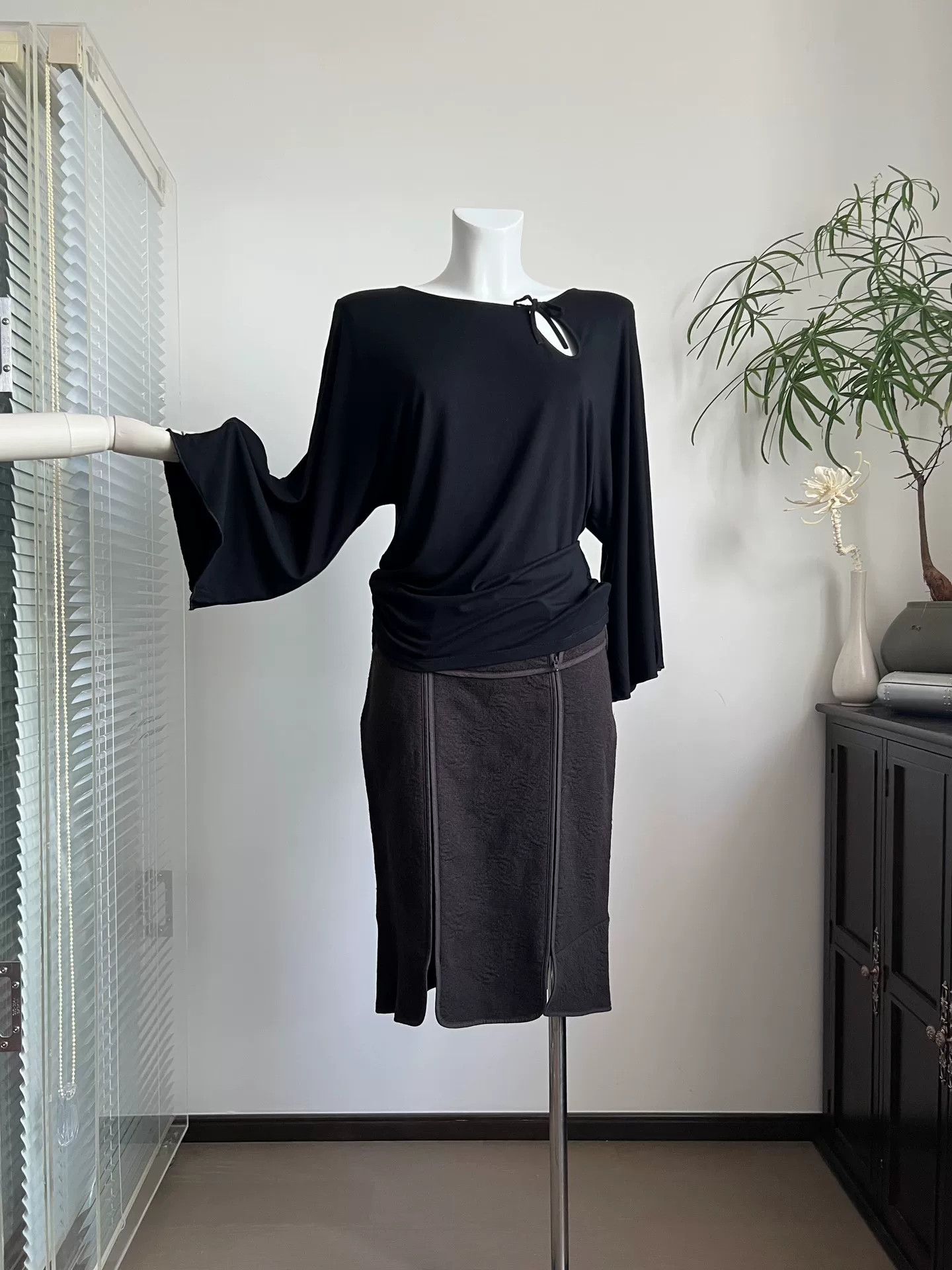 Max Mara Max Mara Black Cutout 3/4 Sleeve Top Size M / US 6-8 / IT 42-44 - 1 Thumbnail