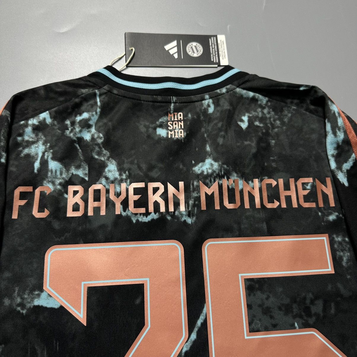 Vintage BAYERN ADIDAS 2024/2025 FOOTBALL AWAY JERSEY #25 MULLER Size US XXL / EU 58 / 5 - 11 Thumbnail