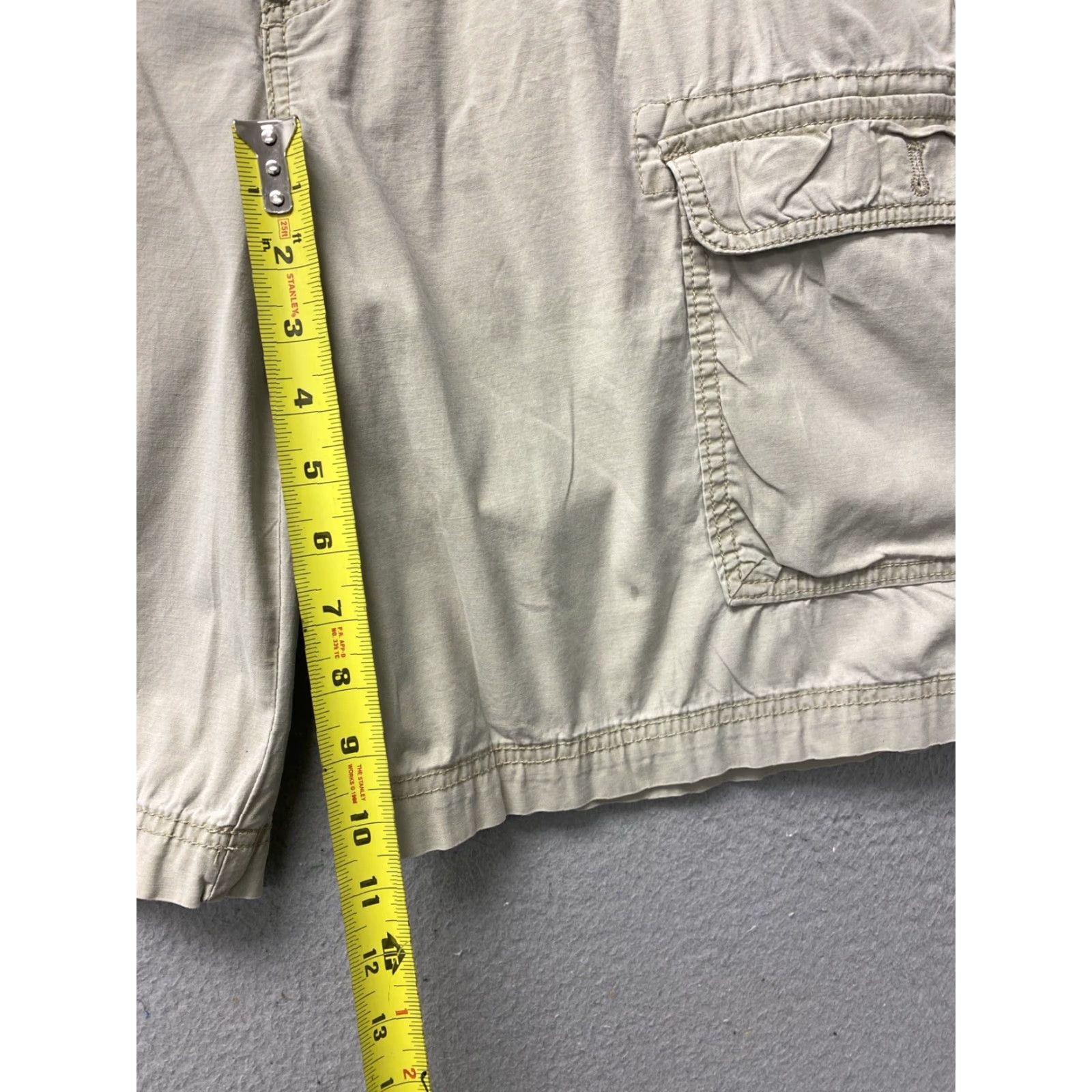 Izod IZOD Short(s) Men's Size 34 Classic Cargo Shorts Beige 10.5” Inseam EUC /87-91 Size US 34 / EU 50 - 6 Thumbnail