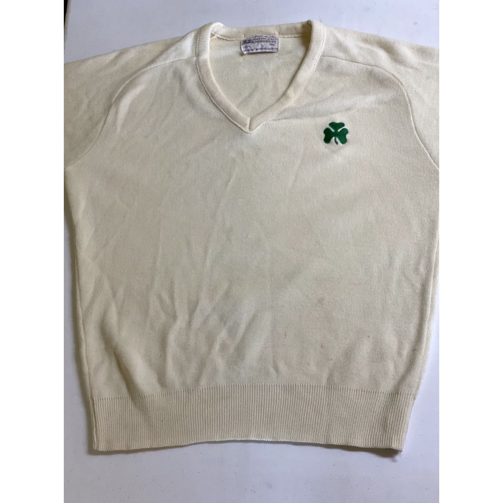 Vintage VINTAGE Aristocratic Embroidery Sweater V-Neck Yellow Embroidered Clover Irish Charm S Men Pullover 80s Size US S / EU 44-46 / 1 - 7 Thumbnail