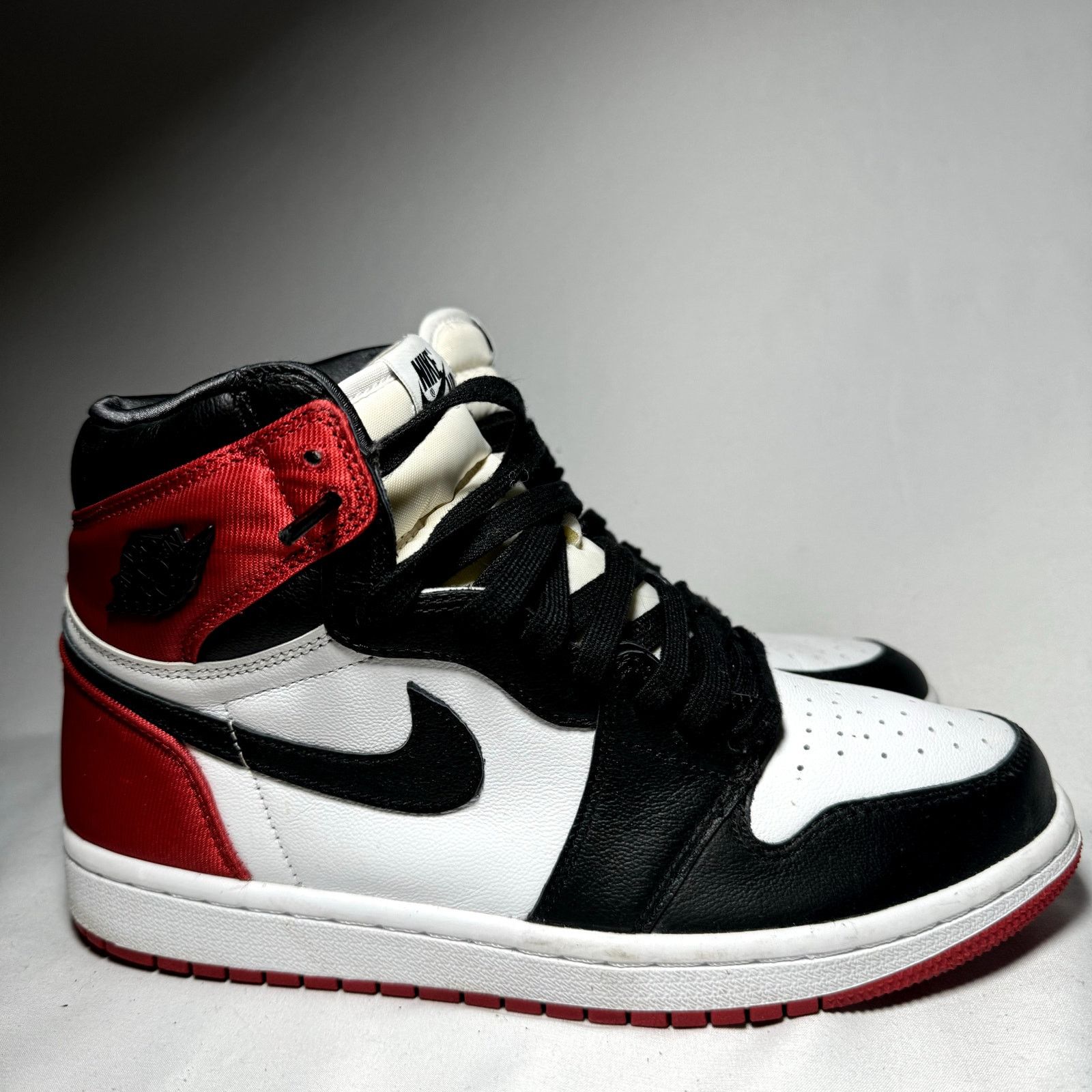 Jordan Brand × Nike Size 9 - Wmns Nike Air Jordan 1 Retro High Satin BlackToe Size US 9 / IT 39 - 1 Thumbnail