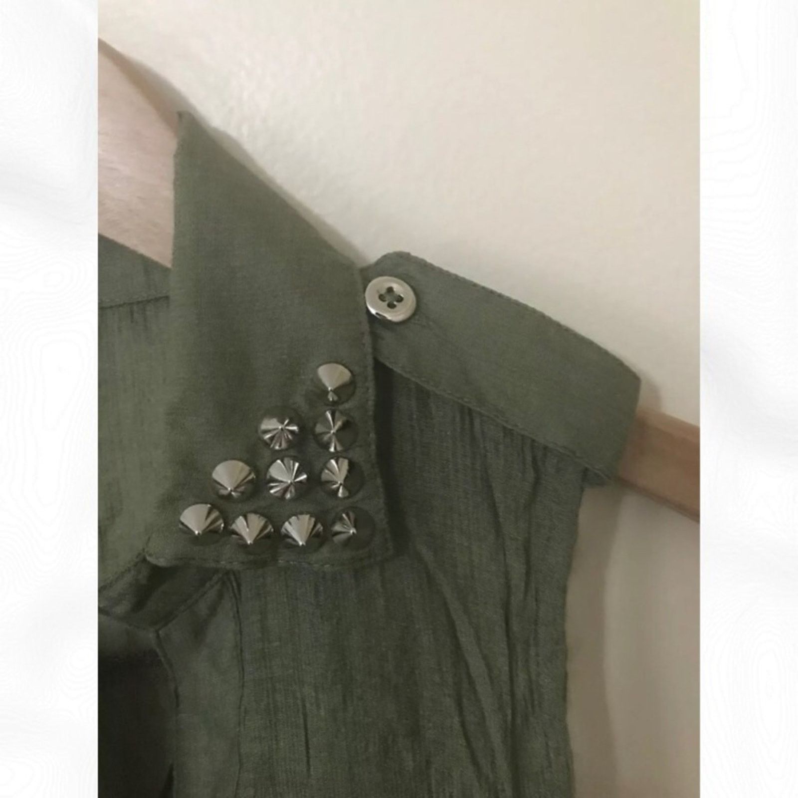 Bebe NWT Bebe 2B Green Bella Tie Front Studded Shirt Size S / US 4 / IT 40 - 5 Thumbnail