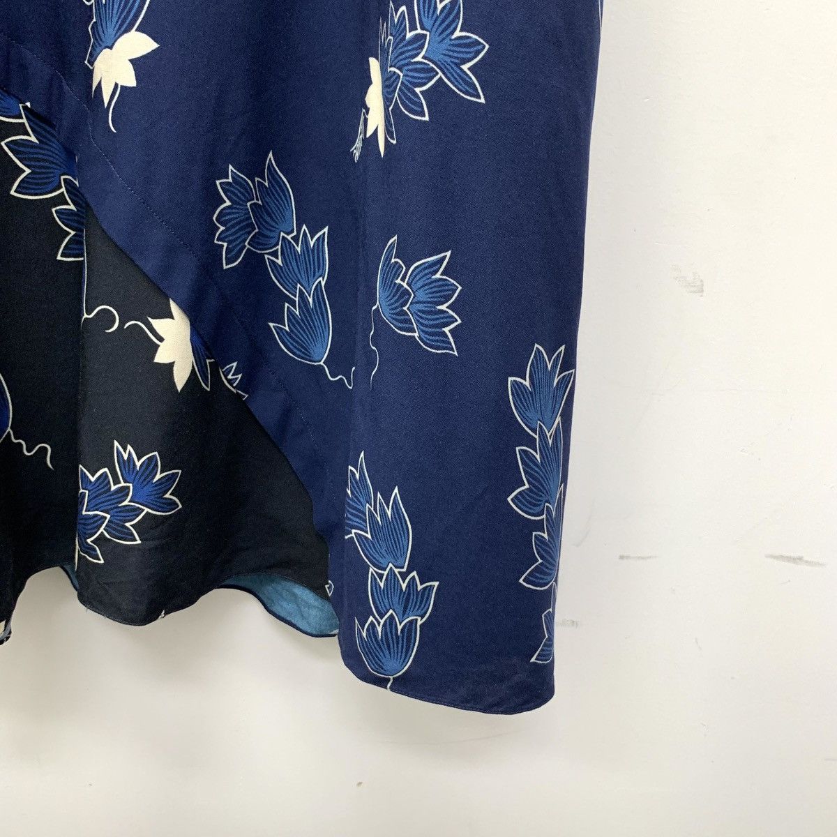Loewe Loewe navy blue floral all-over print V-neck dress Size XS / US 0-2 / IT 36-38 - 5 Thumbnail