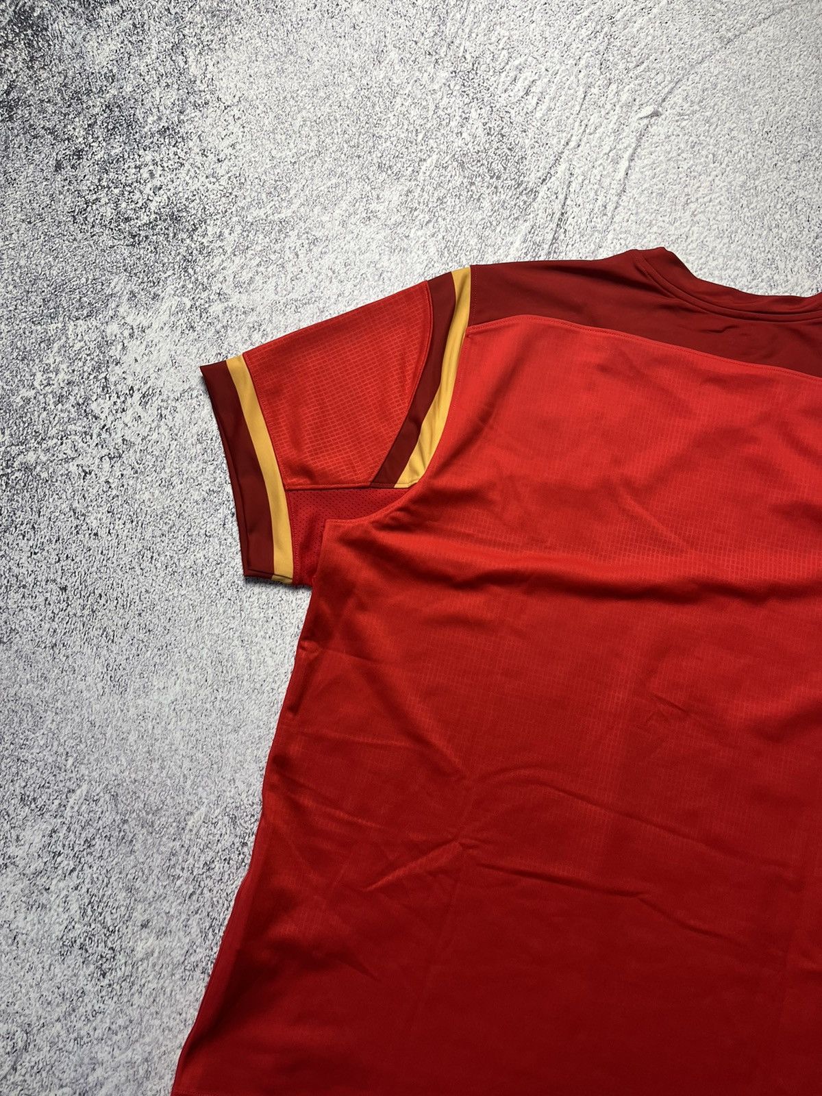 Vintage Under Armour Wales Rugby Shirt Red Admiral HeatGear Loose Size US L / EU 52-54 / 3 - 16 Thumbnail