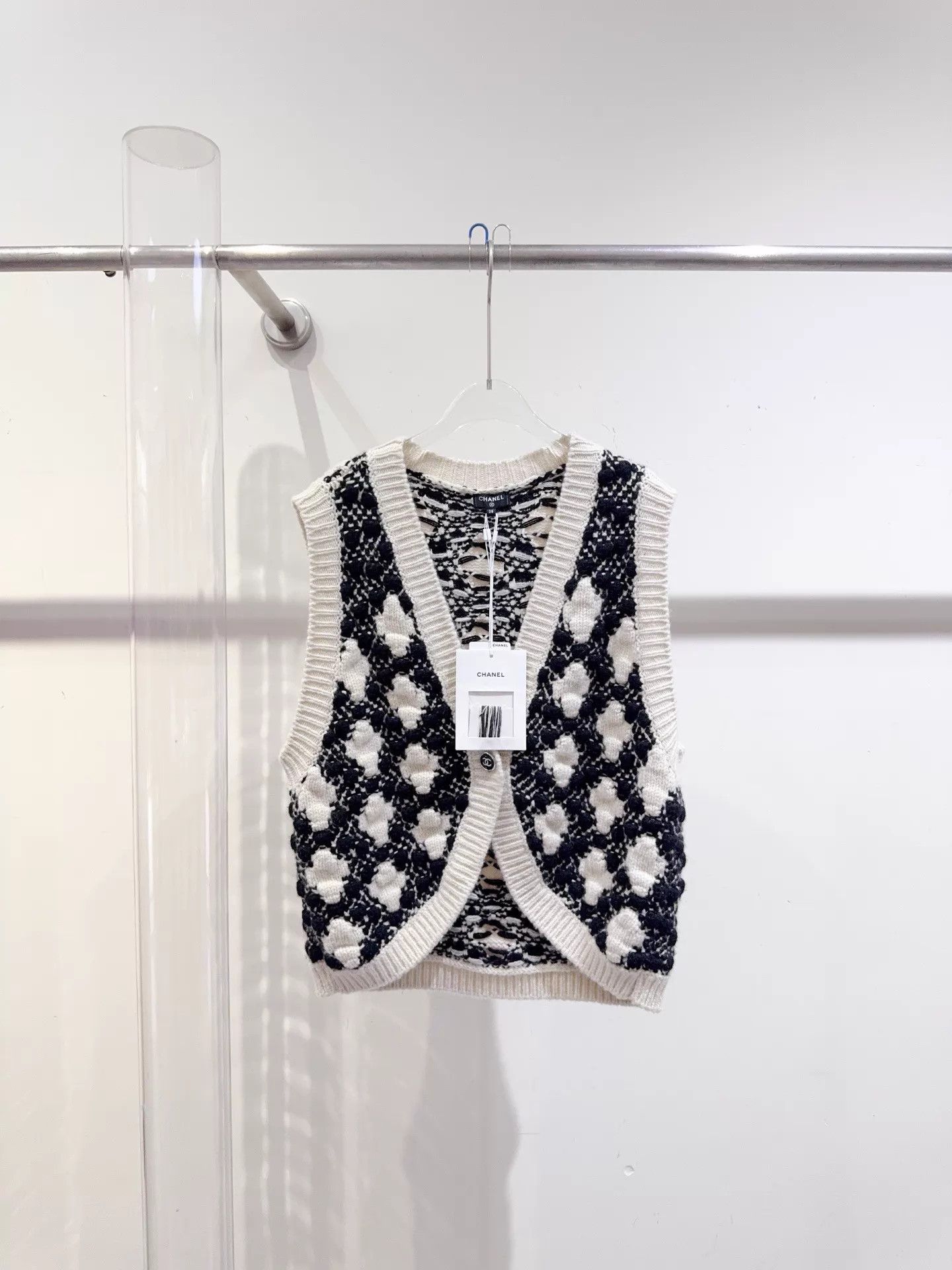 Chanel Chanel Women's 21A Black & White Floral Vest 38 new with tags Size S / US 4 / IT 40 - 1 Thumbnail