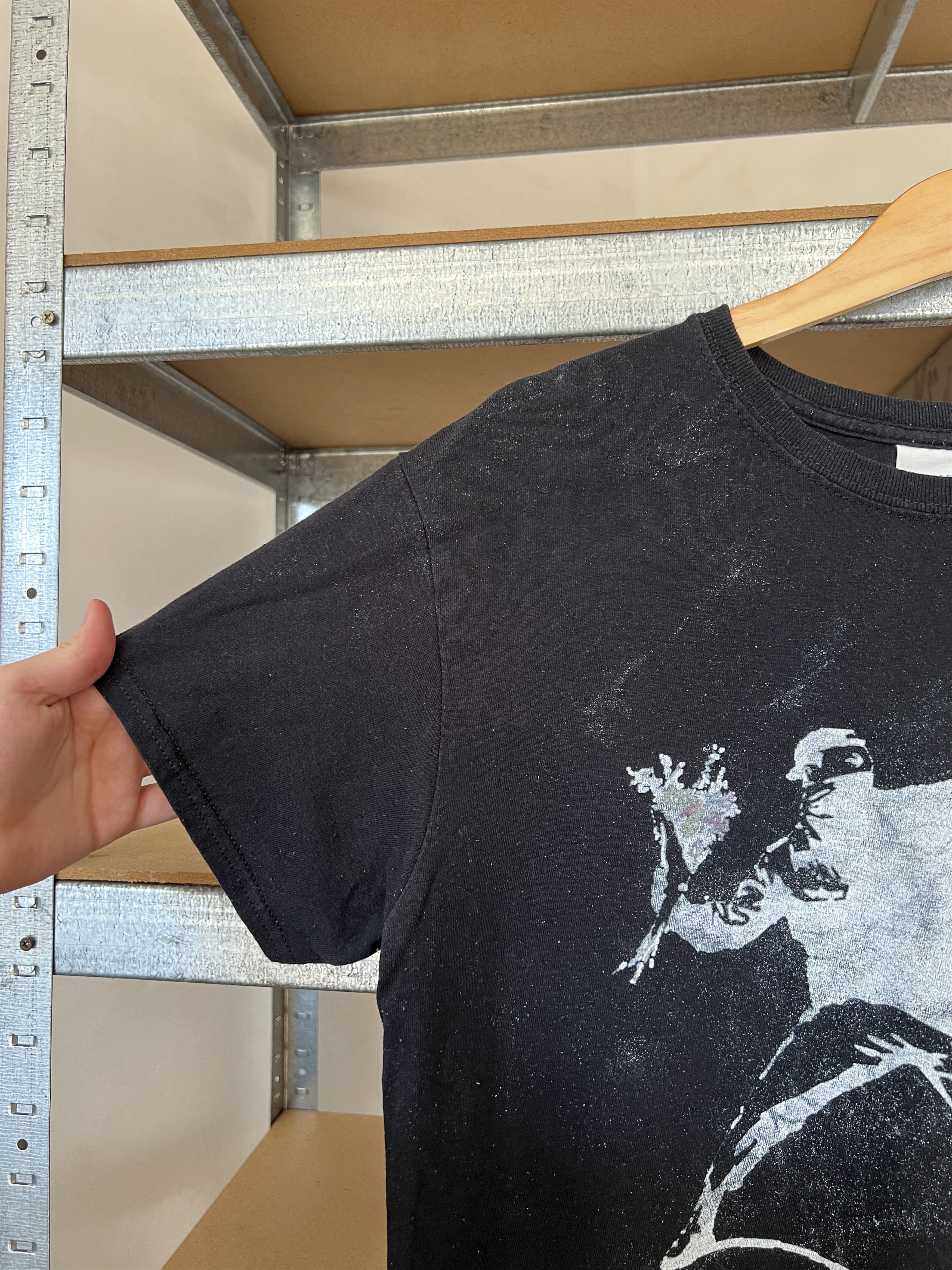 Vintage Vintage 2000s Banksy Flower Thrower Art Graphic T-shirt Size US M / EU 48-50 / 2 - 6 Thumbnail