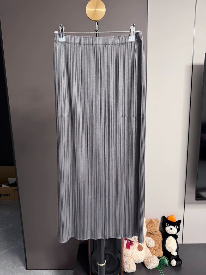 Issey Miyake Issey Miyake size:3 Dark grey pleated skirt Size 22" - 1 Thumbnail