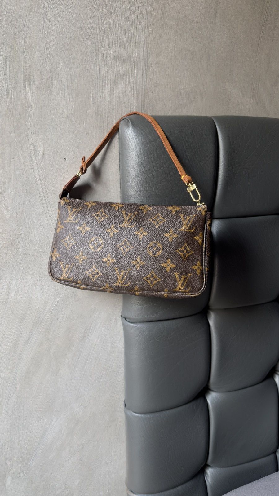 Louis Vuitton Louis Vuiton Pochette Size ONE SIZE - 1 Thumbnail