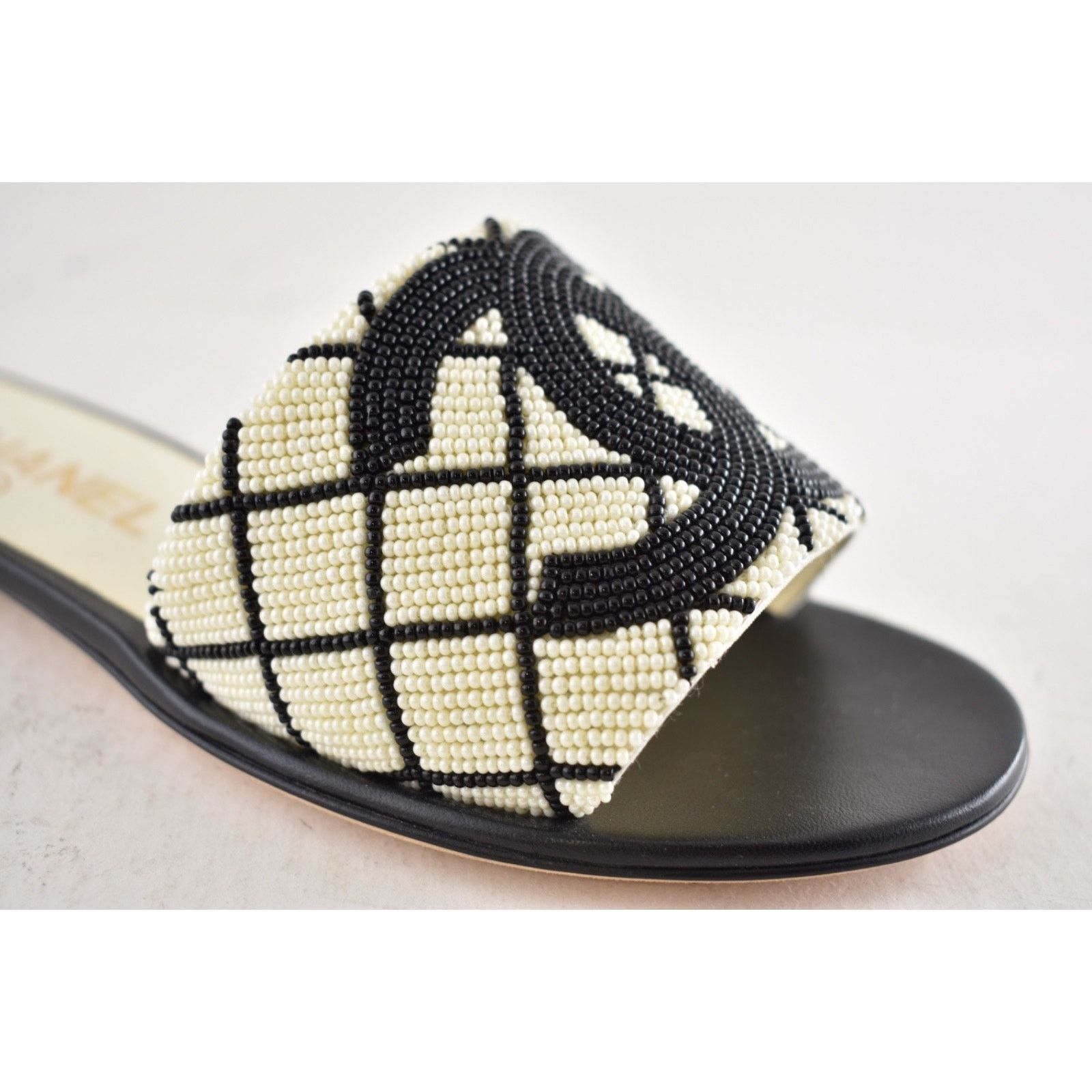 Chanel Chanel 20P Black White Pearl Embroidery CC Logo Slide Slip Size US 5 / IT 35 - 5 Thumbnail