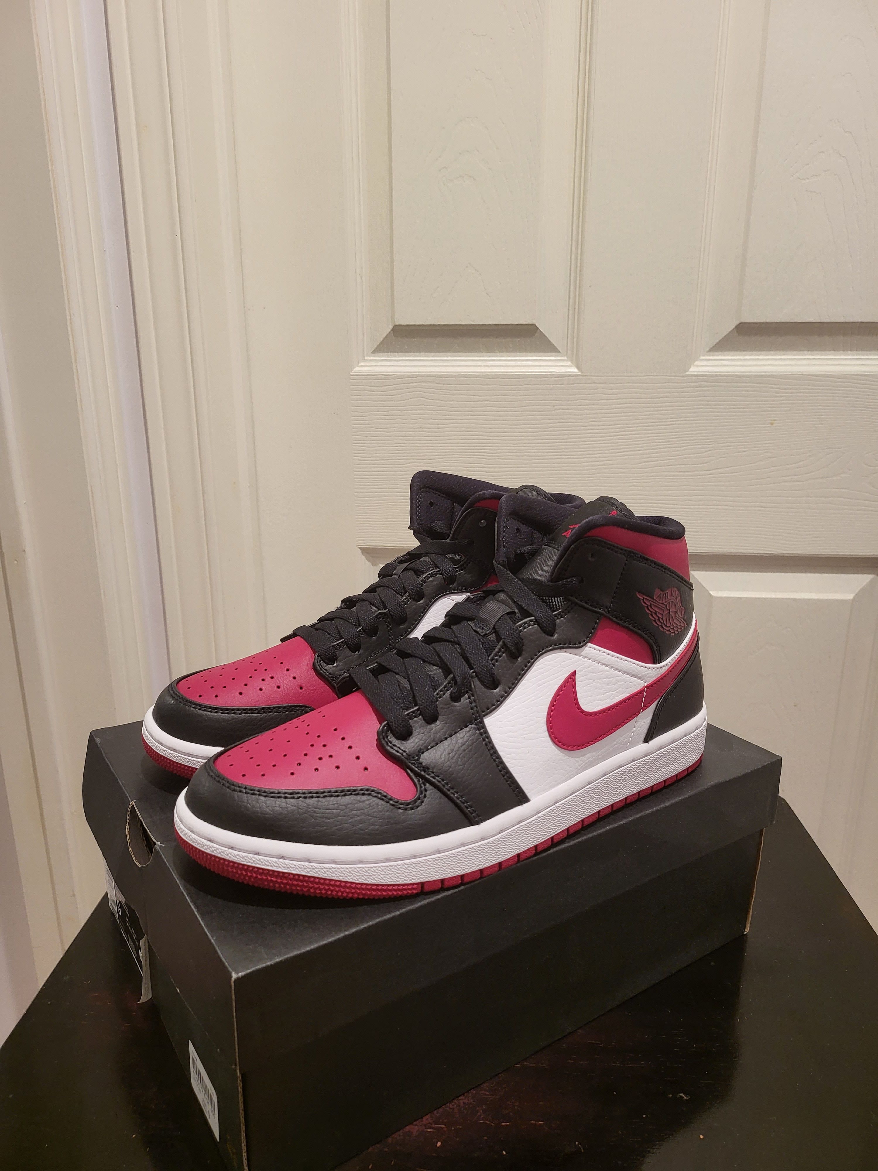 Air Jordan 1 Mid Bred Toe Style No 554724-066