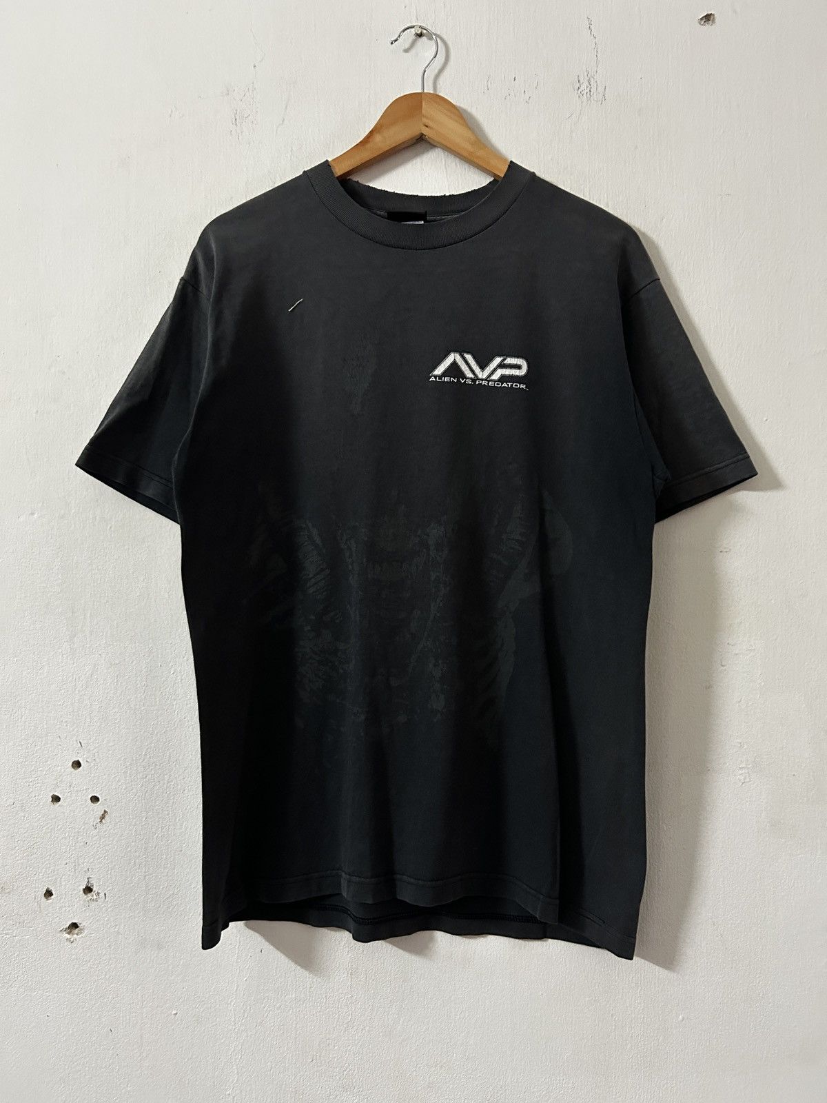 Vintage Vintage Movie Alien vs Predator black on black design faded Size US M / EU 48-50 / 2 - 1 Thumbnail