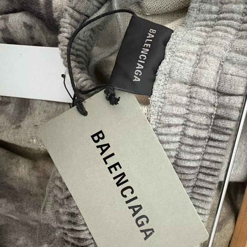 Balenciaga Balenciaga size M Gray logo graffiti Manchester United bag Size US 27 - 3 Thumbnail
