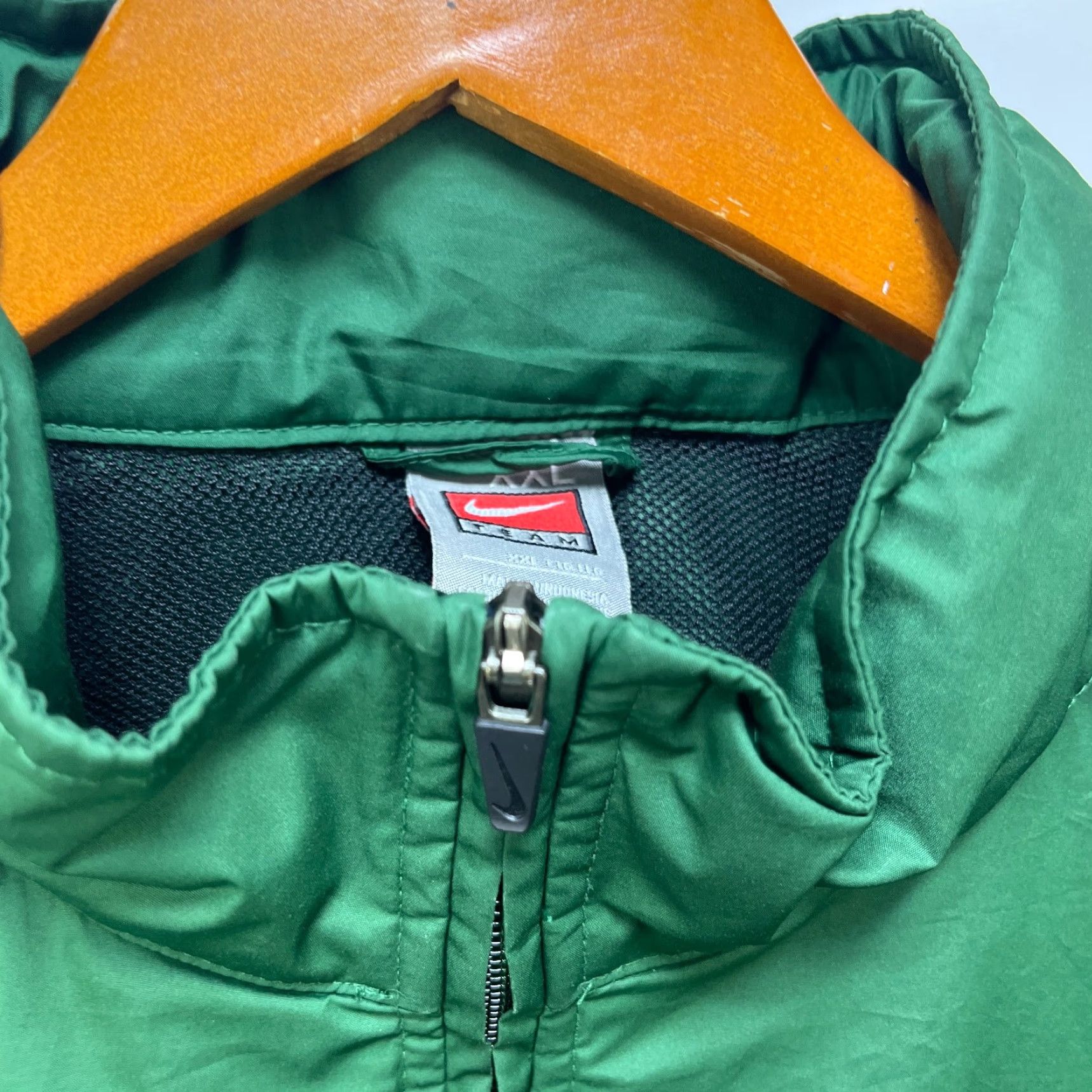 Nike VINTAGE Nike Windbreaker Jacket 2XL Men Green Windbreaker 90s Nike Mens Jacket Green 90s Size US XXL / EU 58 / 5 - 5 Thumbnail