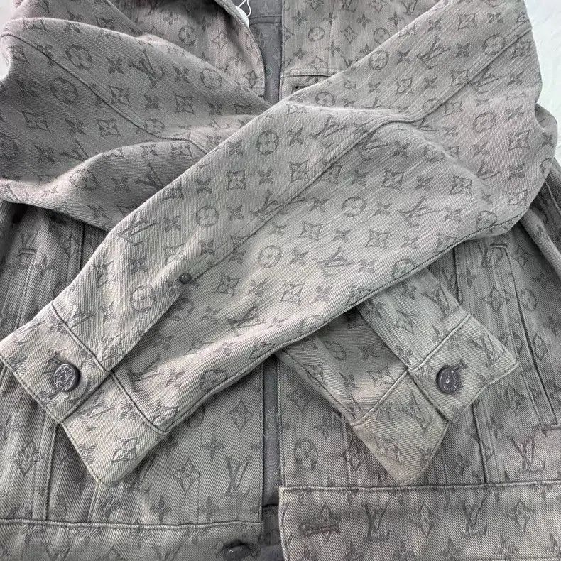 Louis Vuitton Louis Vuitton Grey Logo full-print single-breasted casual Size US M / EU 48-50 / 2 - 3 Thumbnail