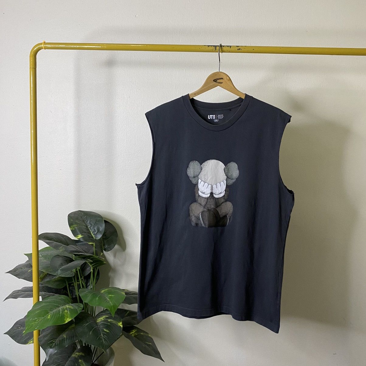 Kaws Uniqlo UT Original Fake Kaws Tokyo First Sleeveless Size US L / EU 52-54 / 3 - 1 Thumbnail