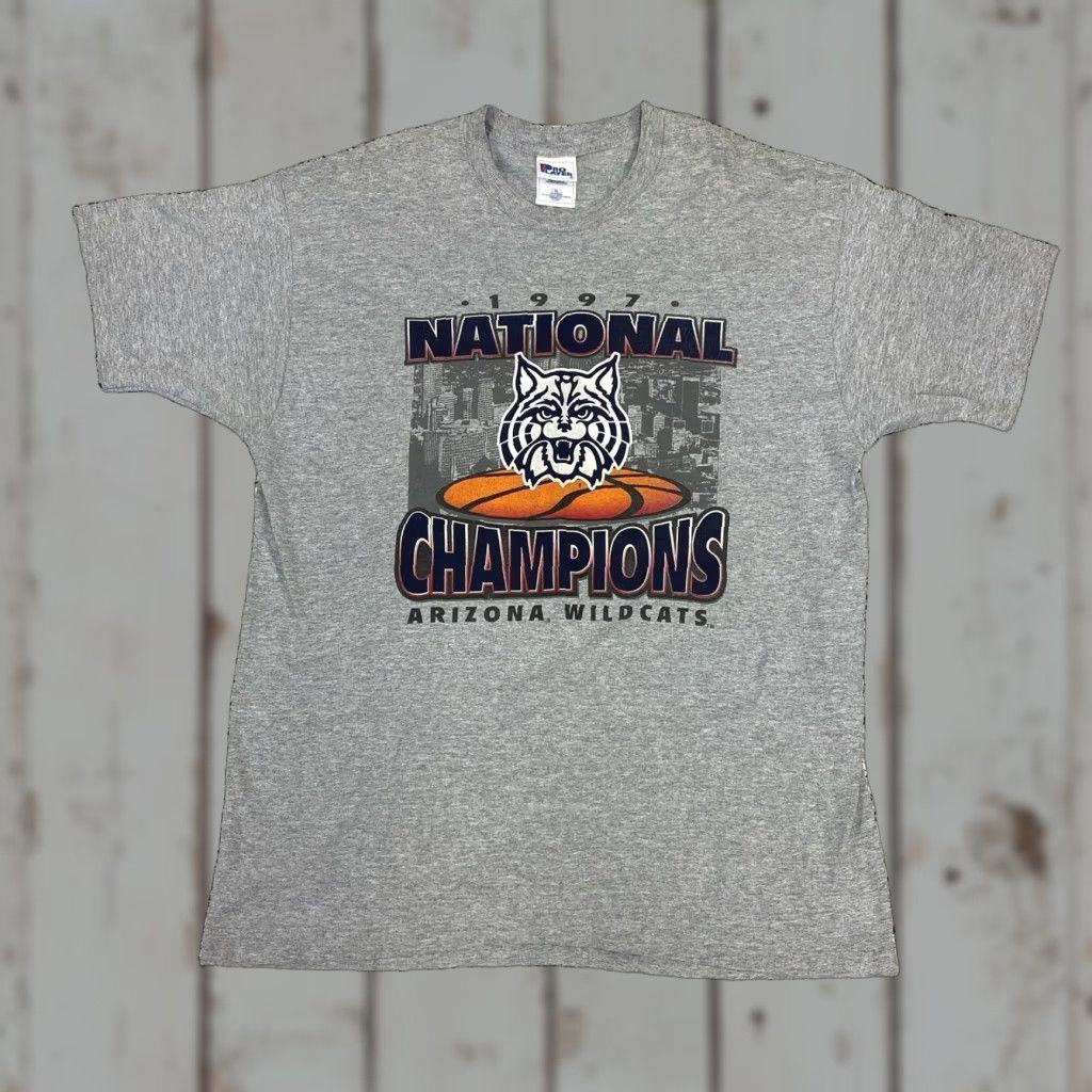 Pro Player VINTAGE Pro Player Arizona Wildcats 1997 Basketball Champions T Shirt Mens XL Gray 90s Sports Mens Size US XL / EU 56 / 4 - 1 Thumbnail