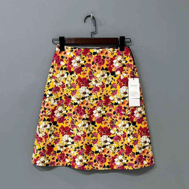 Gucci Gucci Short skirt with broken flowers Size 25" / US 0 / IT 36 - 1 Thumbnail