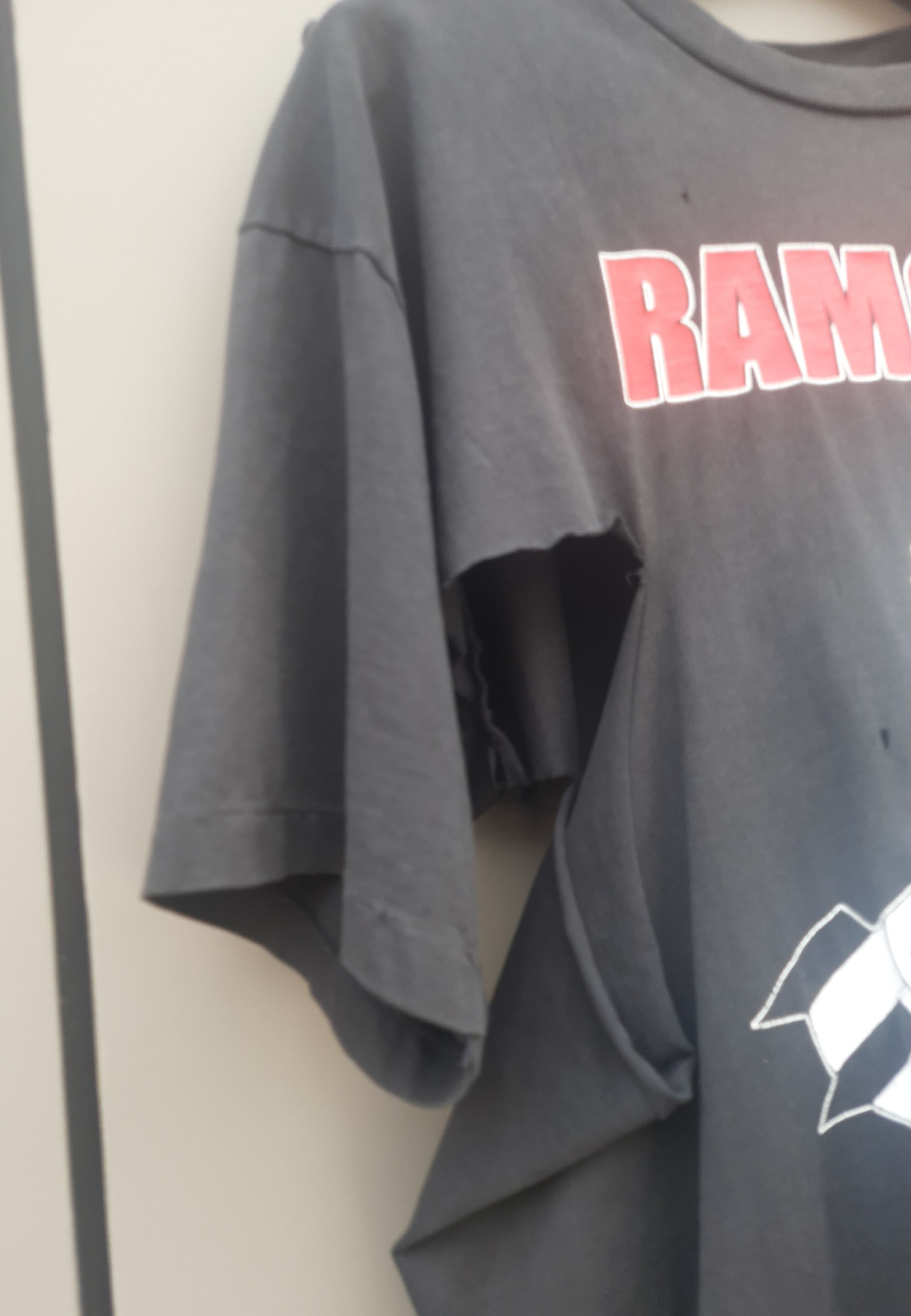 Band Tees Distressed Y2K RAMONES Rocket To Rusia T-Shirt Size US L / EU 52-54 / 3 - 8 Thumbnail