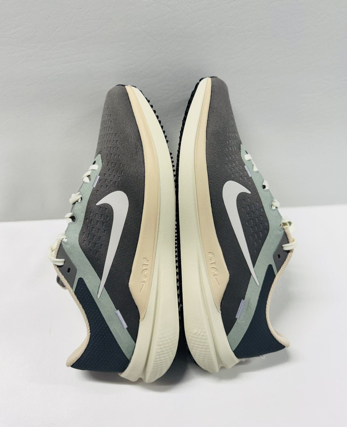 Nike Nike Air Winflo 10 Running Shoes Flat Pewter Photon Dust Size US 10.5 / EU 43-44 - 2 Thumbnail