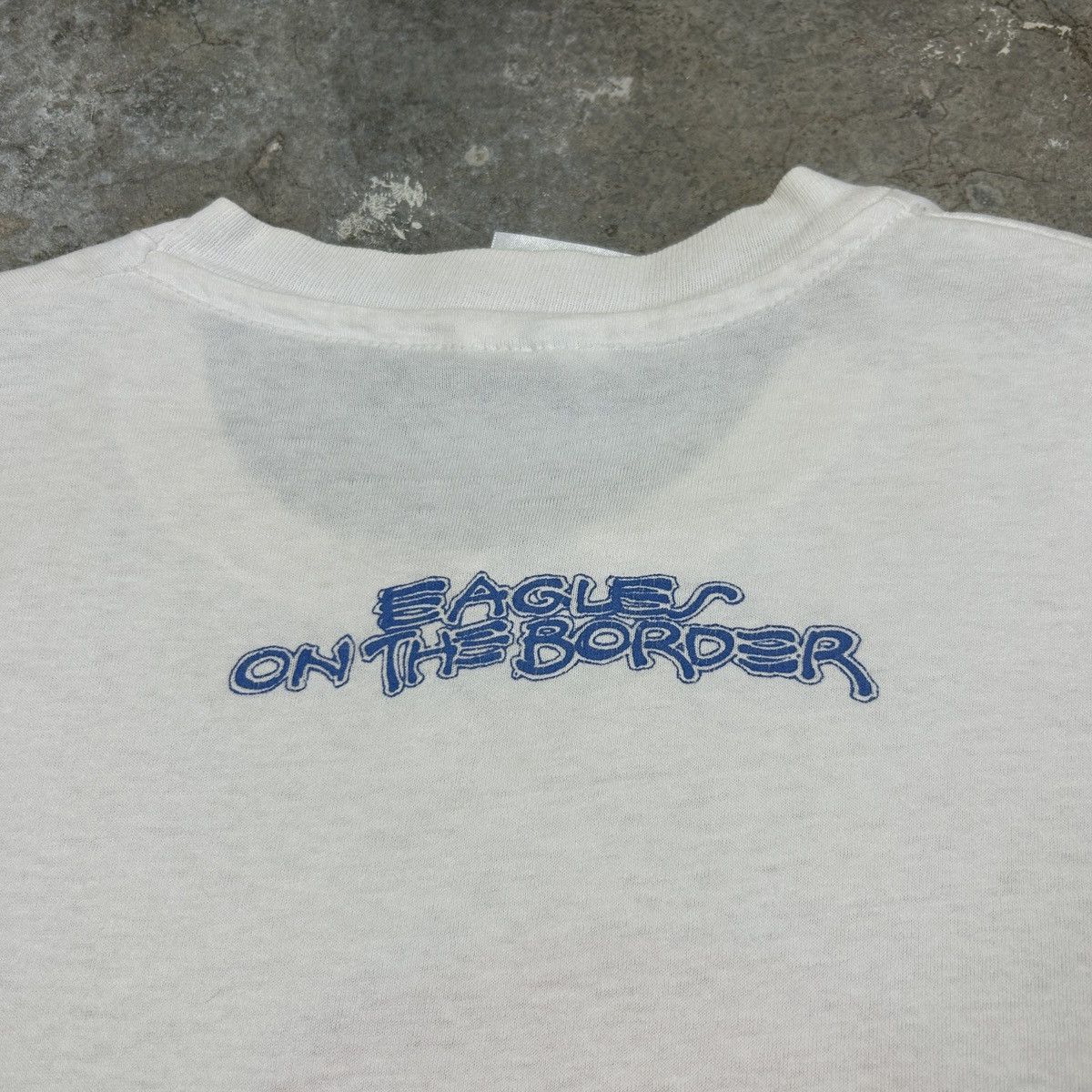 Band Tees × Vintage 1990s Eagles On The Border Size US L / EU 52-54 / 3 - 8 Thumbnail