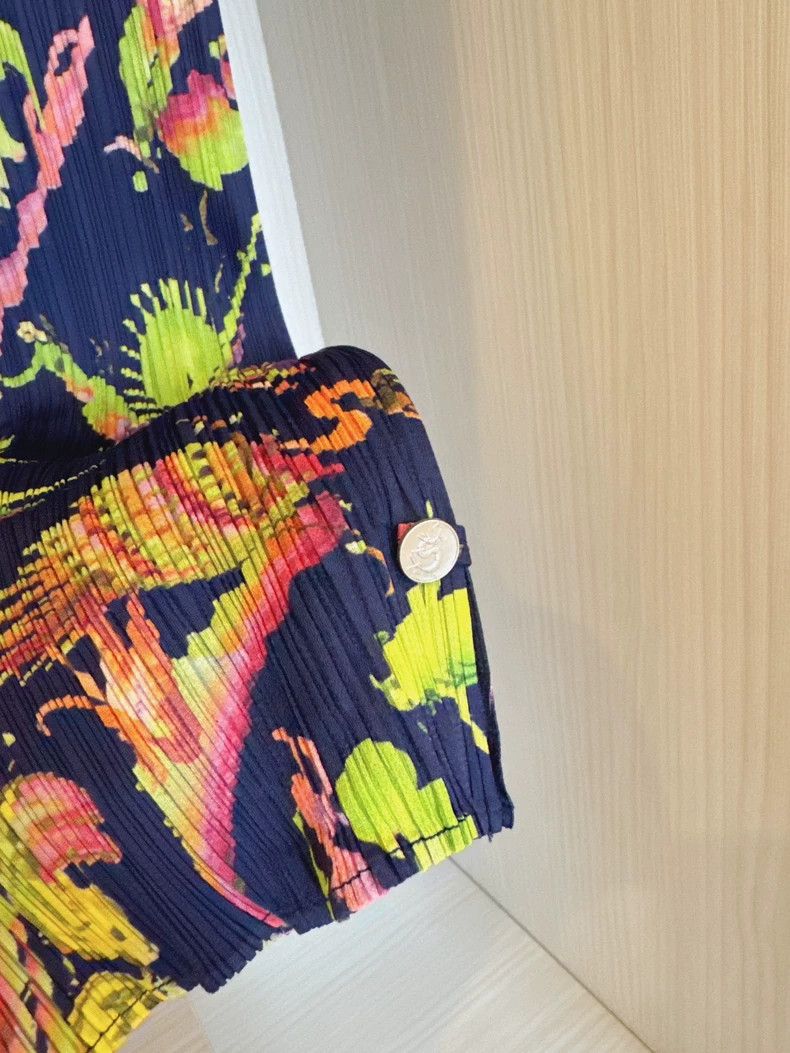 Issey Miyake Issey Miyake size:3 Dragon and phoenix buttoned dragon pat Size 24" / US 00 / IT 34 - 2 Thumbnail