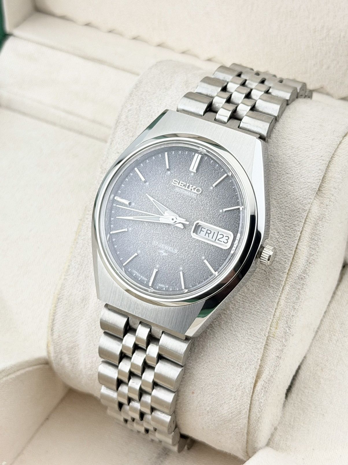 Seiko Seiko 5 Automatic Watch Gray Textured Dial Day Date Size 36 - 5 Thumbnail