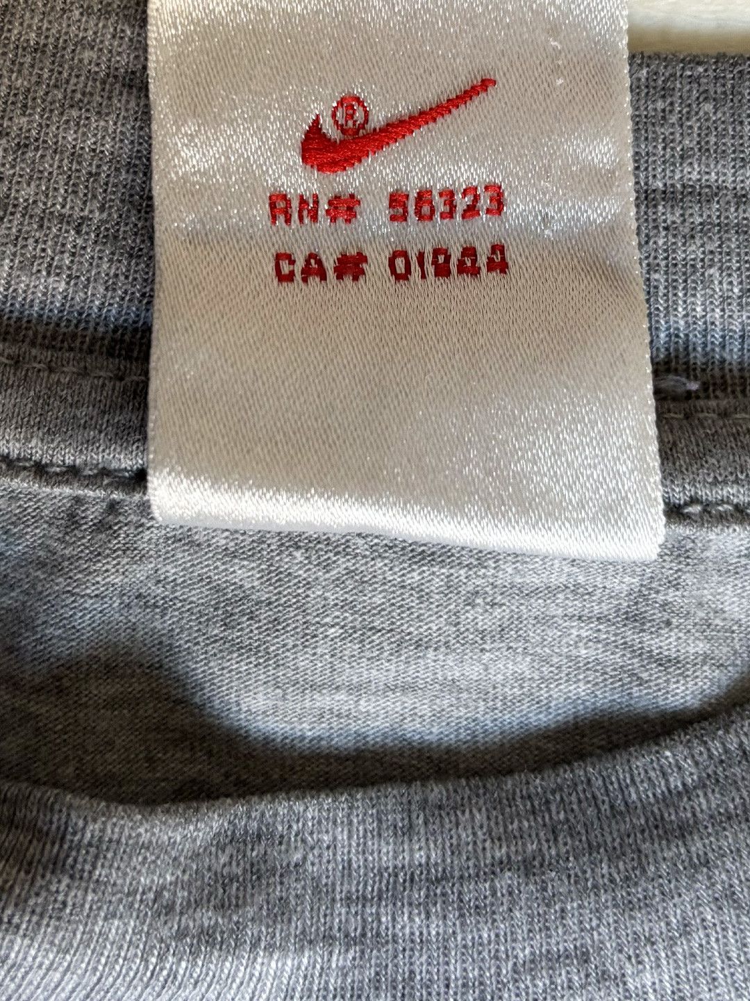 Nike VINTAGE NIKE 90S BIG LOGO BIG FOOT RARE T-SHIRT TEE Y2K Size US M / EU 48-50 / 2 - 9 Thumbnail