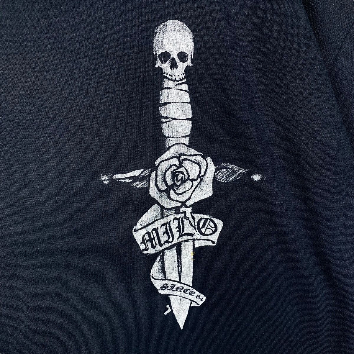 Vintage Vintage 00's MILO Rose Skull Dagger Graphic Tee Shirt Size US XL / EU 56 / 4 - 2 Thumbnail