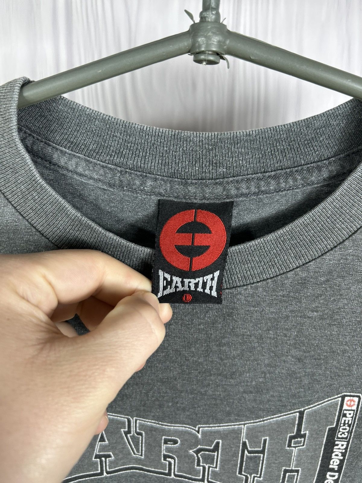 Vintage Vintage Planet Earth Skateboarding USA T-Shirt Size L Size US L / EU 52-54 / 3 - 14 Thumbnail