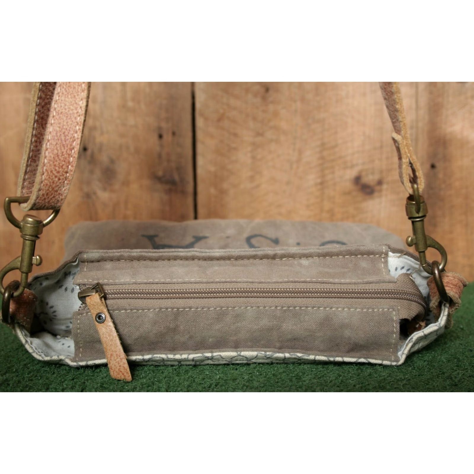 Vintage VINTAGE Myra Upcycled Canvas & Leather Adjustable Strap Shoulder or Crossbody Bag Size ONE SIZE - 6 Thumbnail