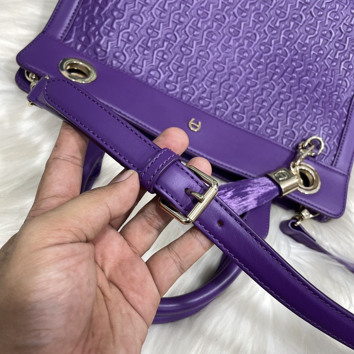 Aigner Authentic AIGNER Embossed Leather Handbag/ Shoulder Bag Size ONE SIZE - 20 Thumbnail