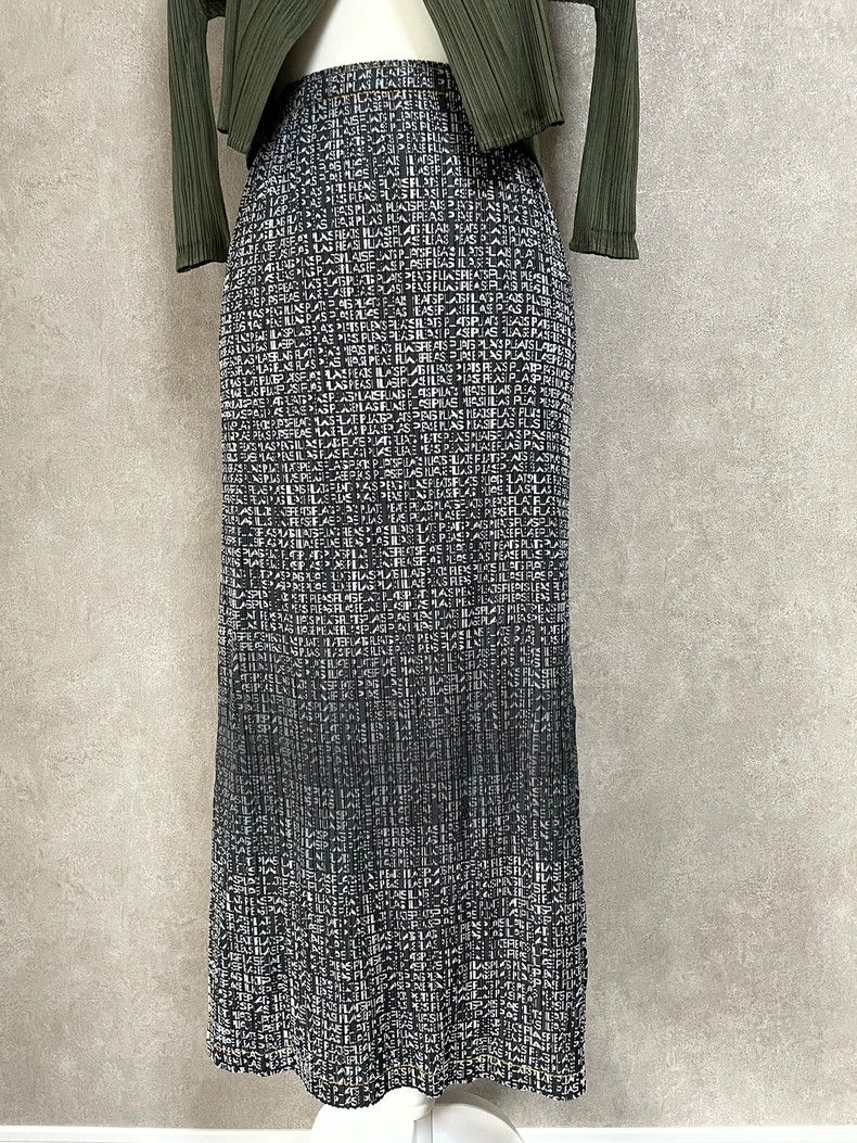 Issey Miyake Issey Miyake size:4 Black pleated skirt Size 31" - 1 Thumbnail