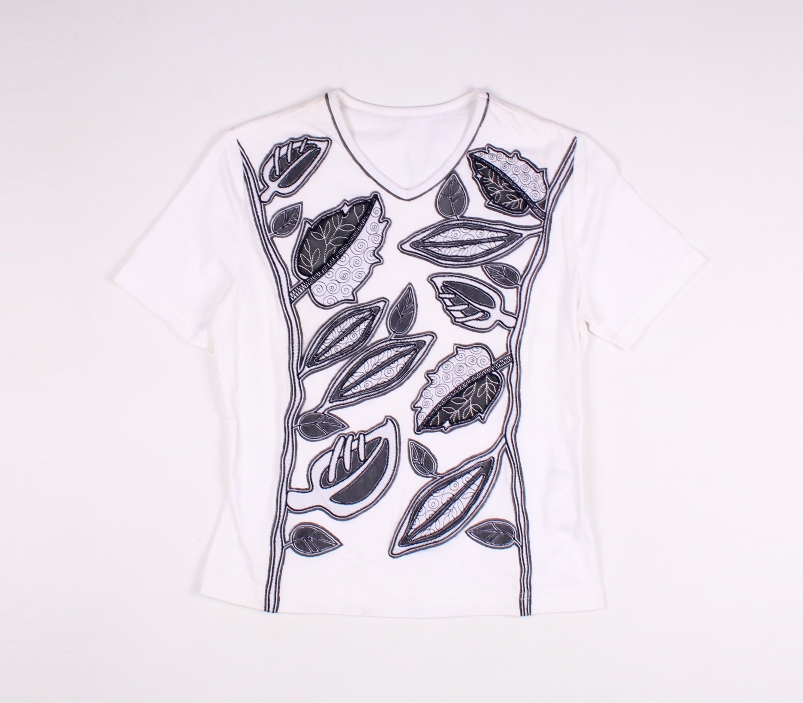 Hiroko Koshino Homme × Japanese Brand × Vintage Vintage Hiroko Koshino Applique V-neck Short Sleeve T-shirt Size M / US 6-8 / IT 42-44 - 3 Thumbnail